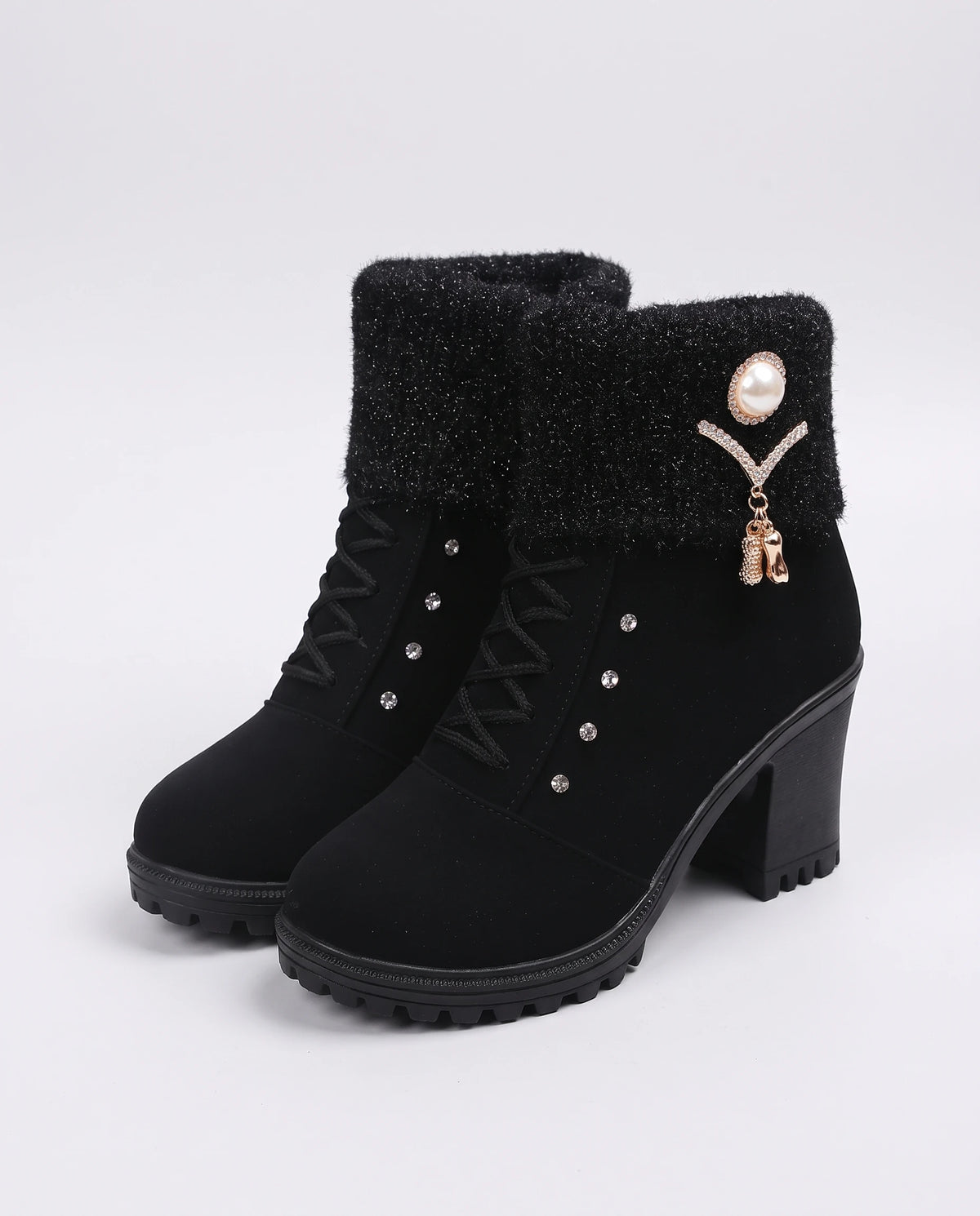 Bottines fourrées à talon et revers en maille Lucrèce — Noir, paire vue de trois quarts avant studio, revers en maille pailletée et breloque perle
