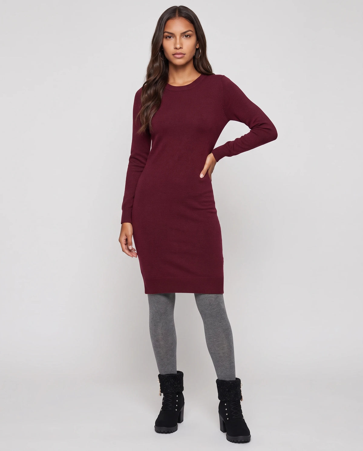 Bottines fourrées à talon et revers en maille Lucrèce — Noir, portées en plein pied studio avec une robe-pull bordeaux au genou