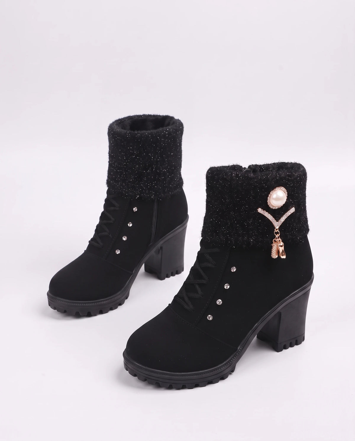 Bottines fourrées à talon et revers en maille Lucrèce — Noir, paire vue de profil, revers en maille relevé sur une bottine et replié sur l'autre
