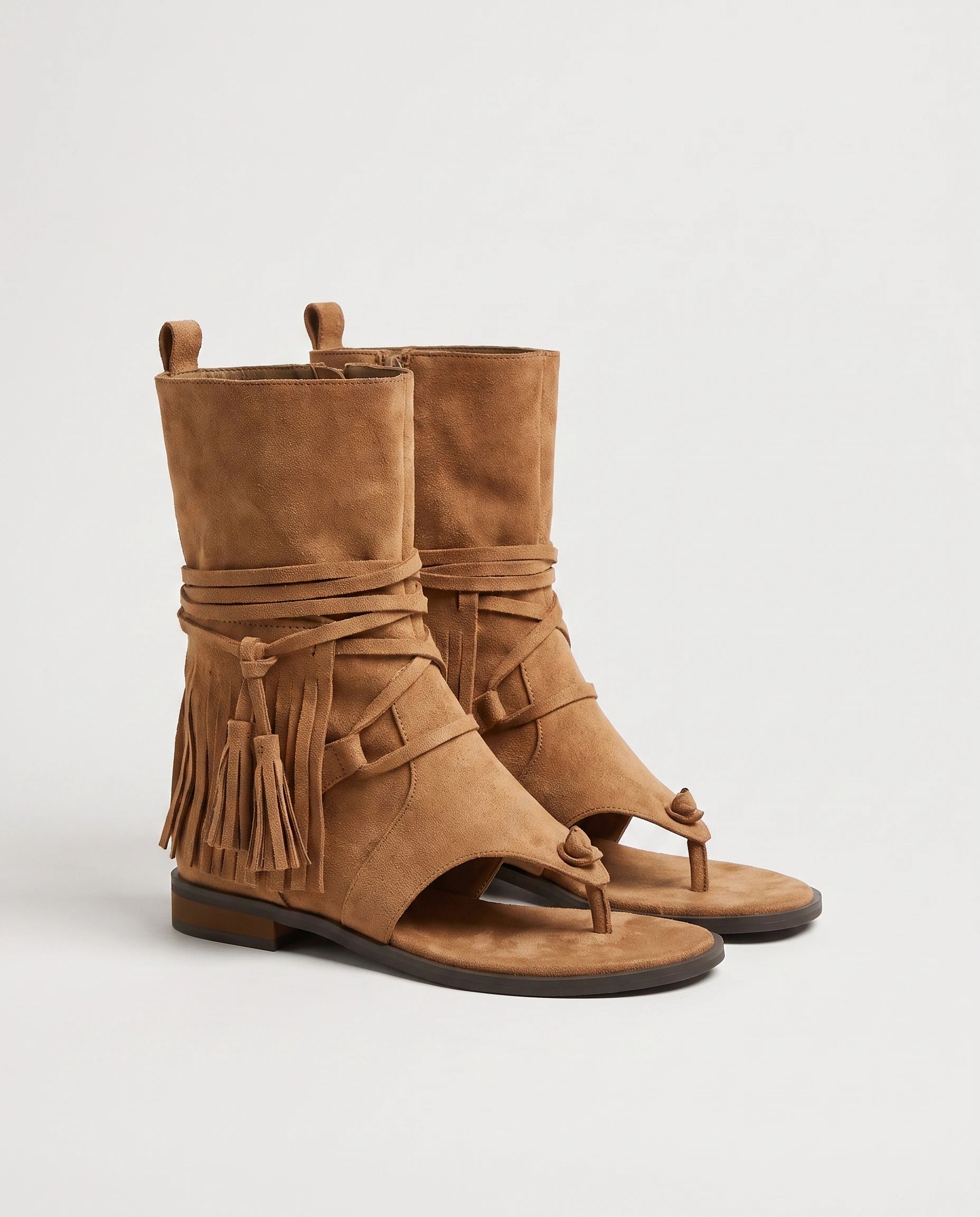 Bottines gladiateur à franges en suédine Vianne — Camel, paire en packshot studio