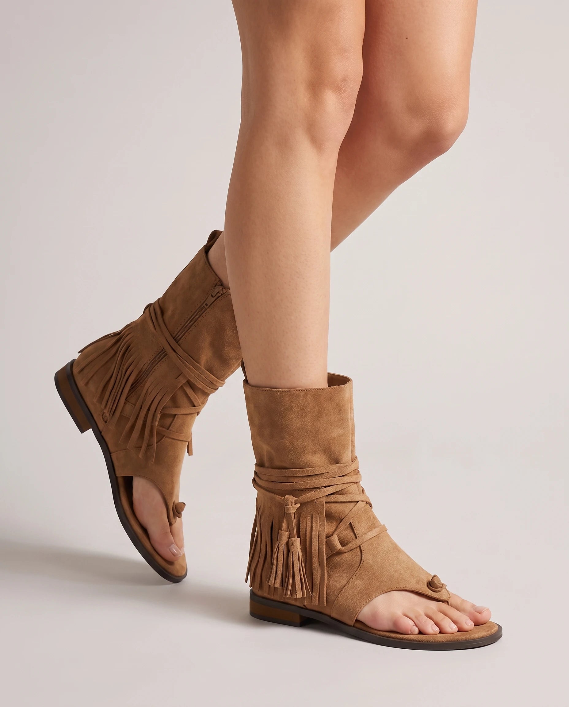 Bottines gladiateur à franges en suédine Vianne — Camel, portées en plan rapproché