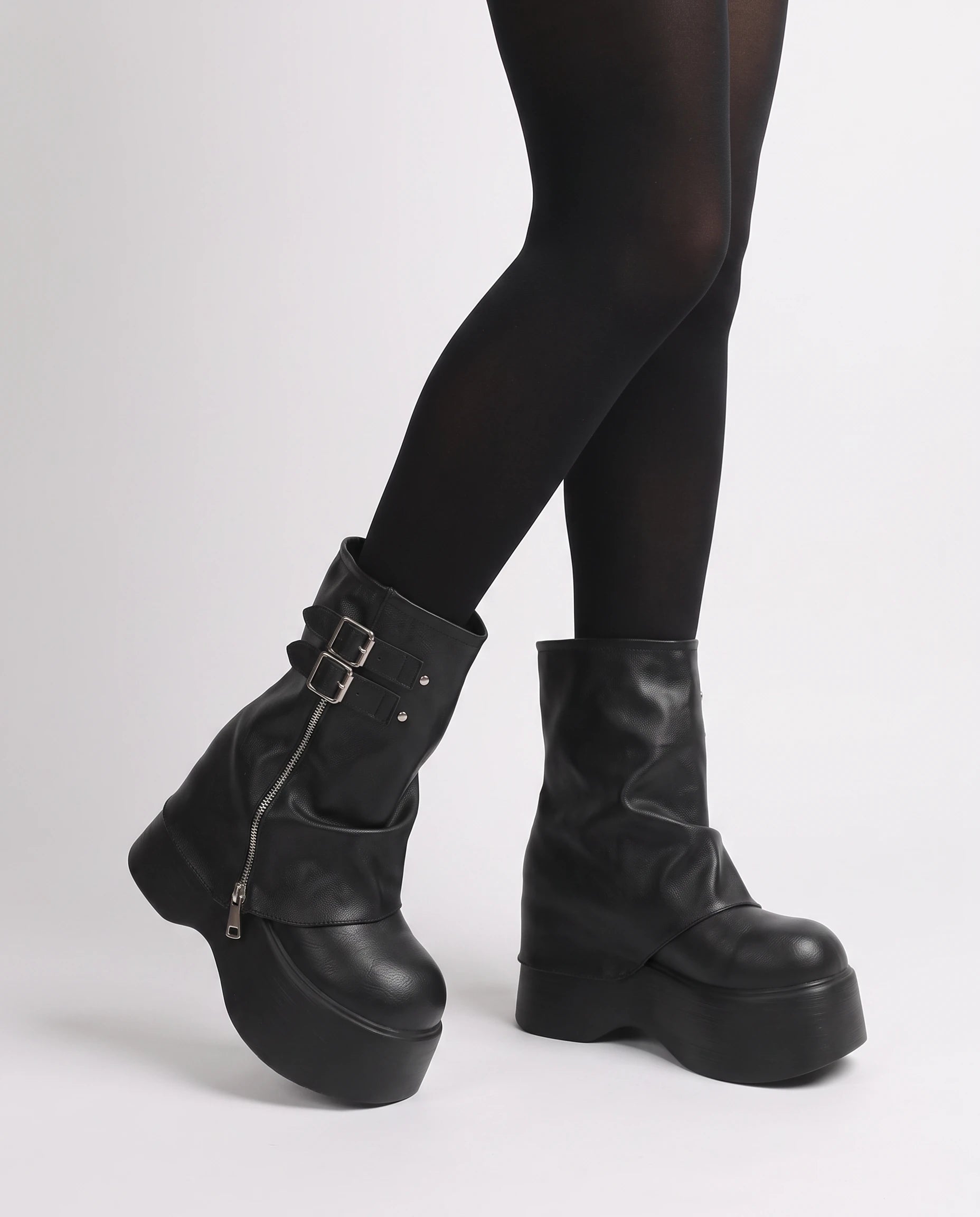 Bottines plateforme à guêtre zippée Urielle — Noir, portées en plan rapproché