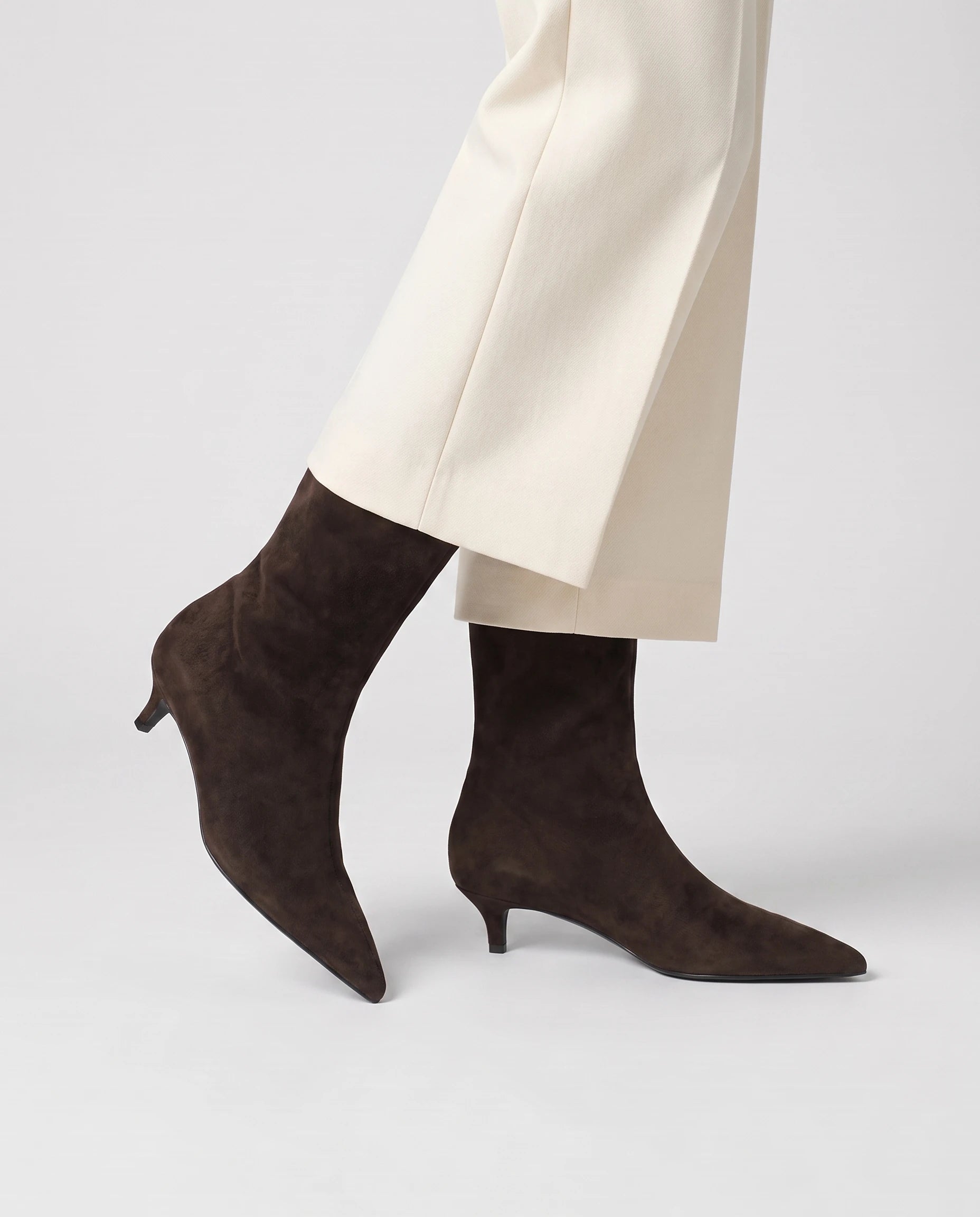 Bottines pointues à talon kitten Nathalène — Café, portées en plan rapproché