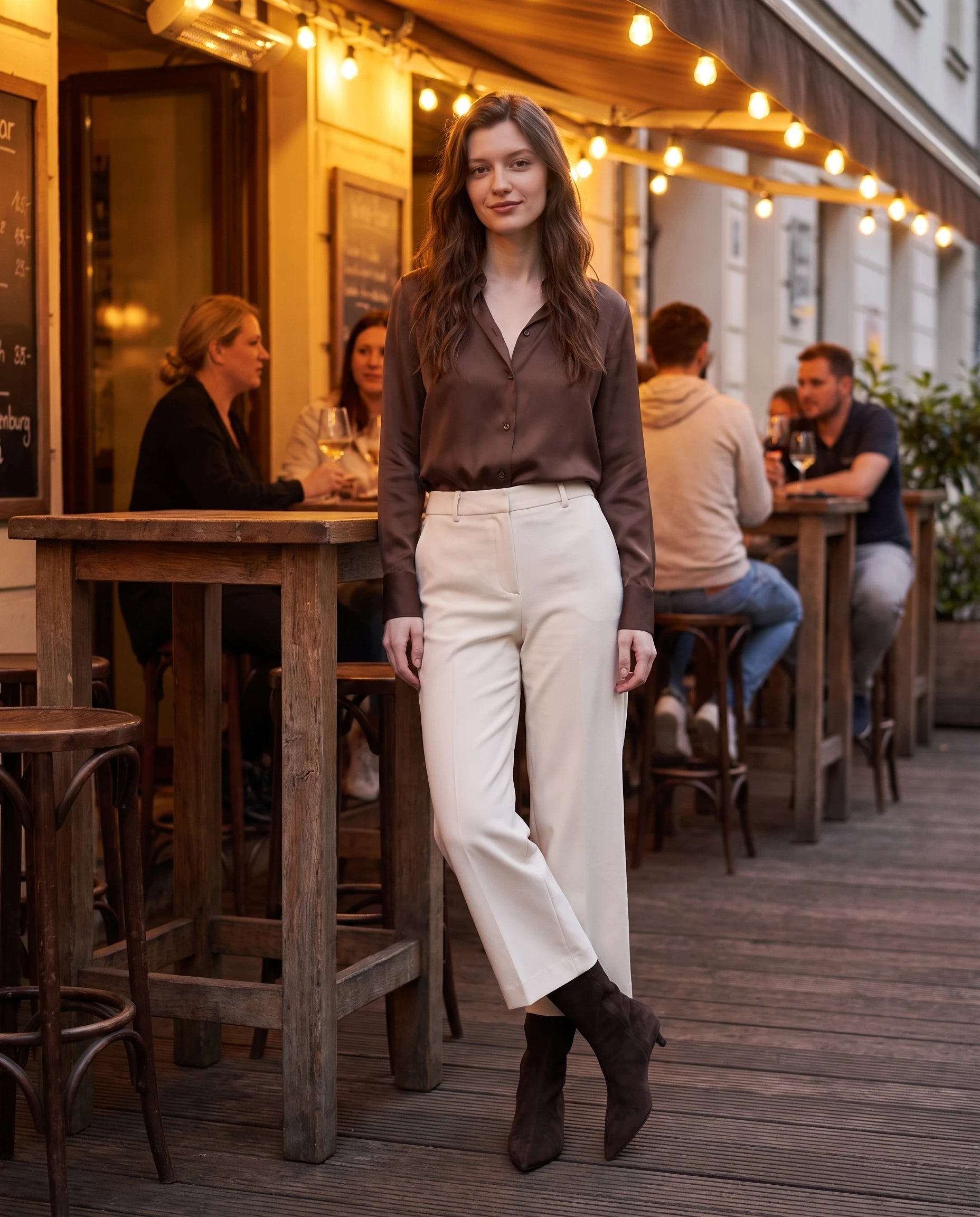 Bottines pointues à talon kitten Nathalène — Café, portées en extérieur