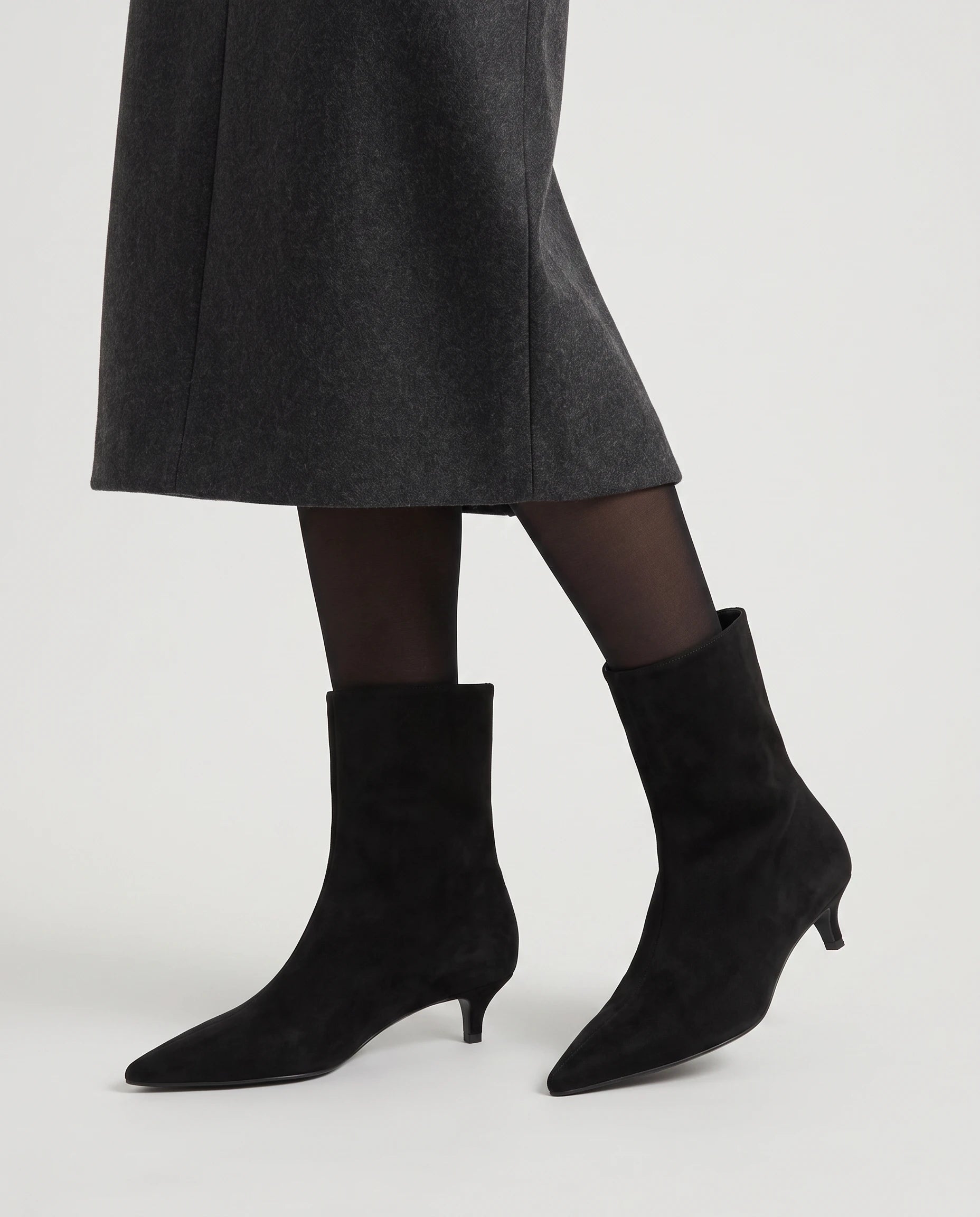 Bottines pointues à talon kitten Nathalène — Noir, portées en plan rapproché