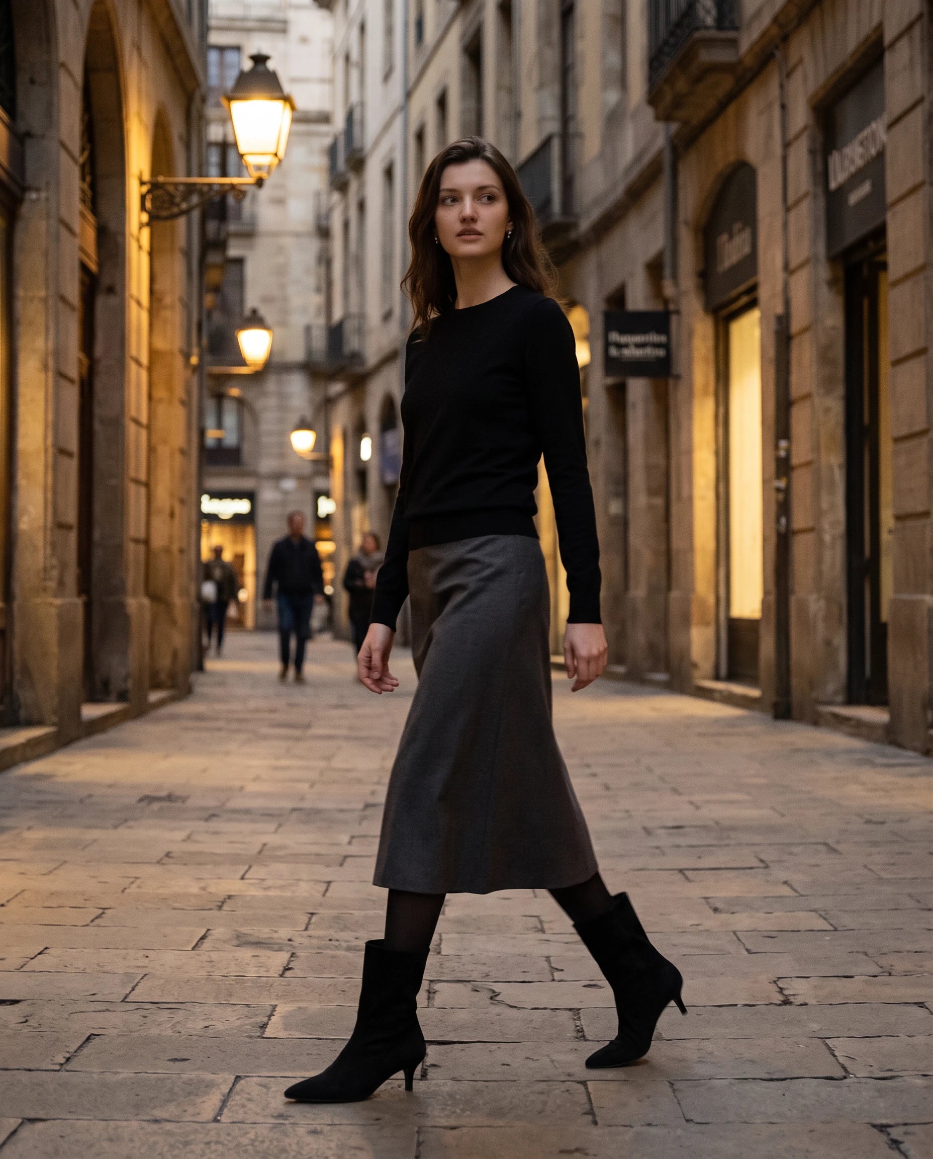 Bottines pointues à talon kitten Nathalène — Noir, portées en situation urbaine