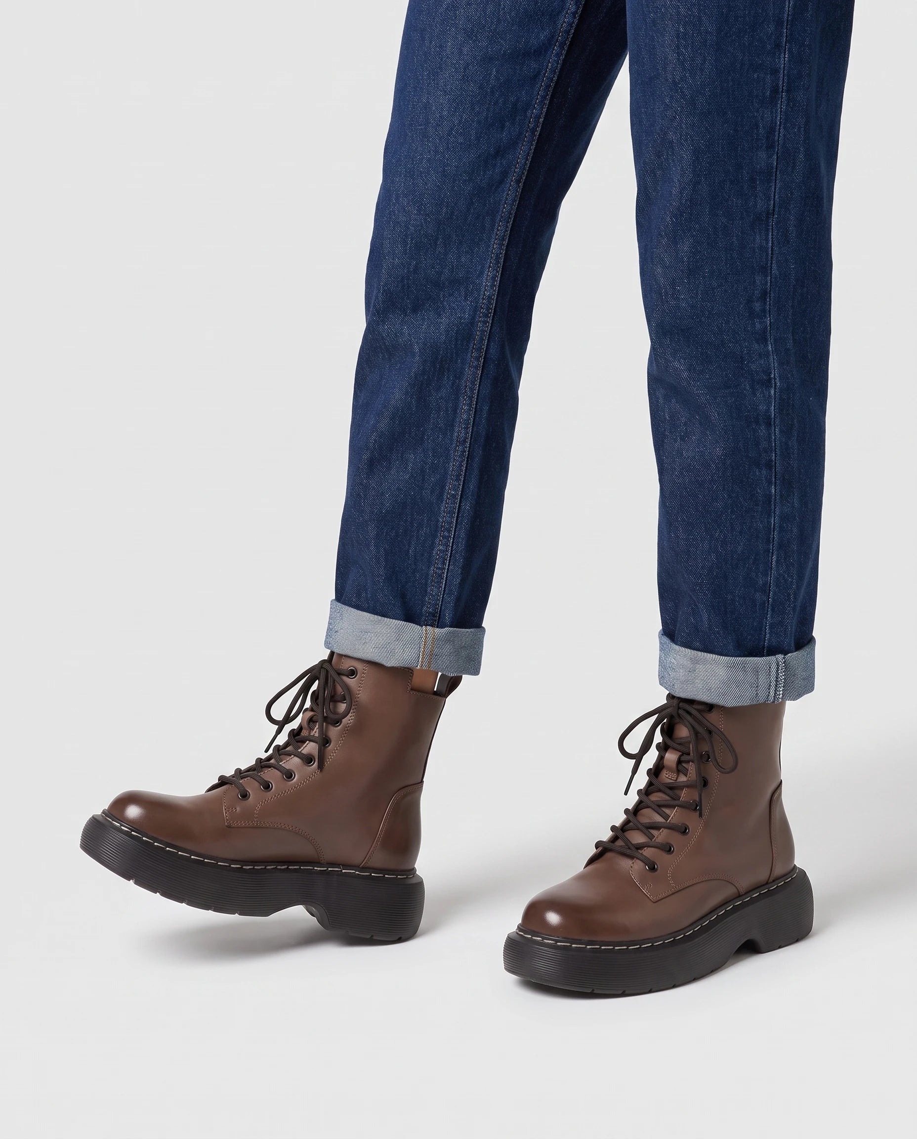 Bottines lacees a plateforme en simili Doriane Brun Cacao — portées, plan rapproché