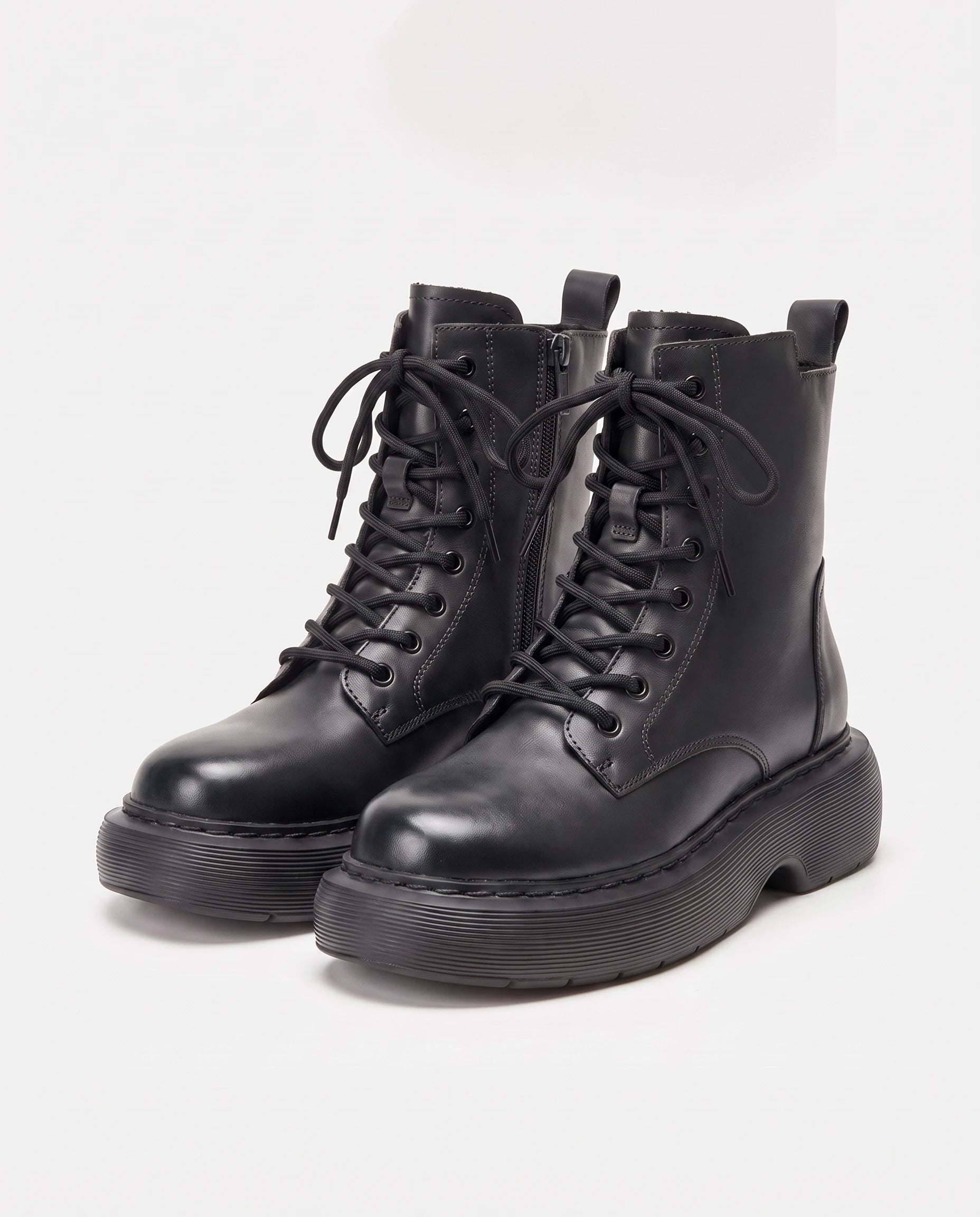 Bottines lacees a plateforme en simili Doriane Noir — packshot studio
