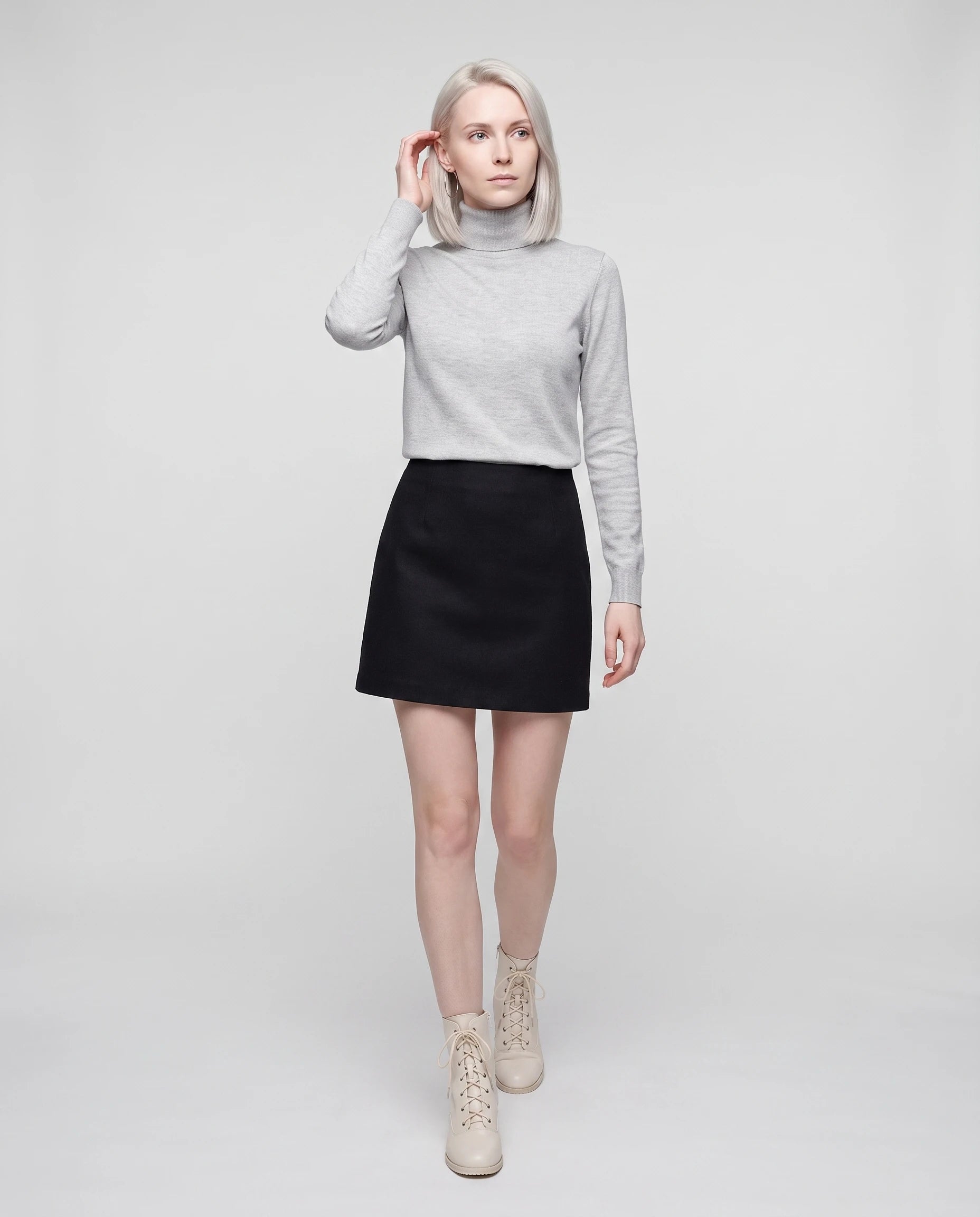 Bottines à lacets à talon effet cuir Alphonsine — Blanc Cassé, portées en plein pied studio