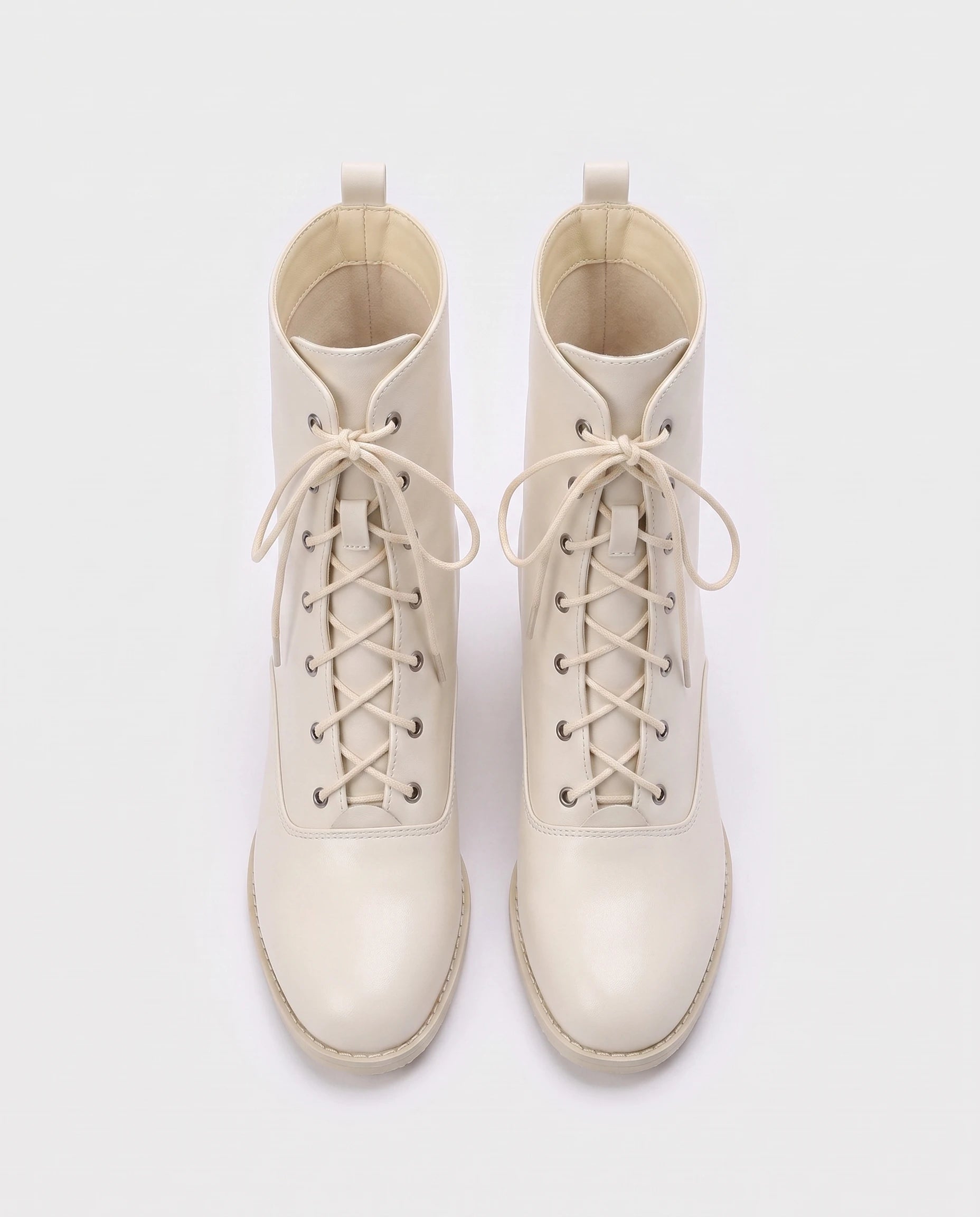 Bottines à lacets à talon effet cuir Alphonsine — Blanc Cassé, vue en plongée sur le laçage et la doublure
