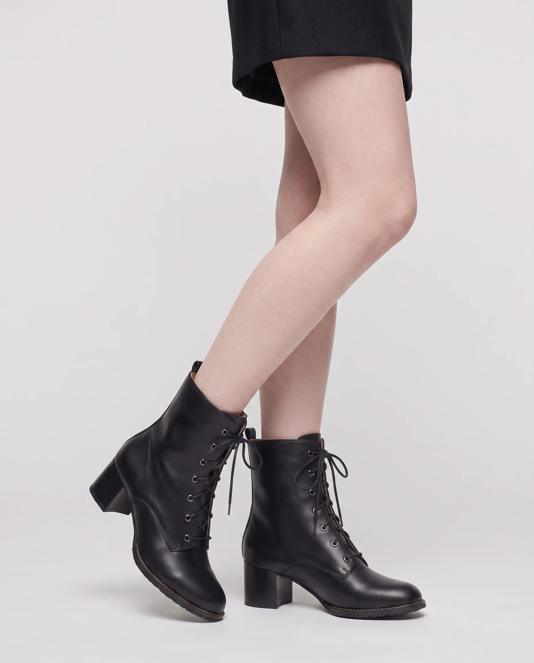 Bottines à lacets à talon effet cuir Alphonsine — Noir, portées en plan rapproché avec une jupe courte