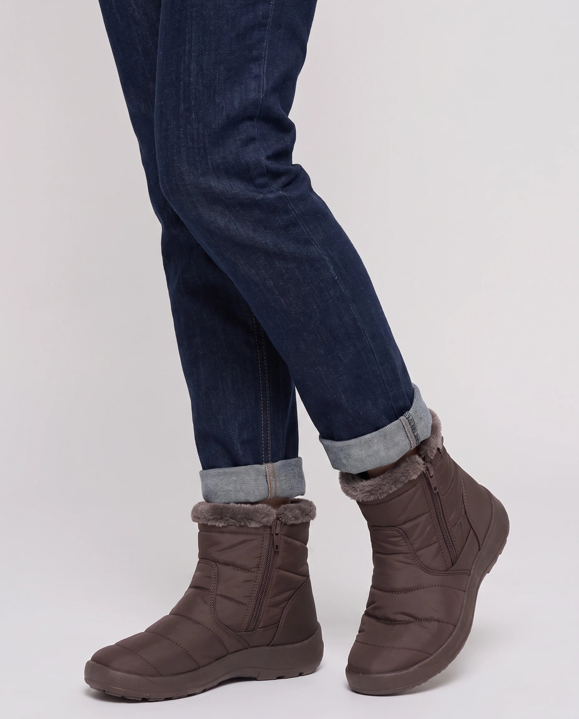 Bottines de neige fourrées Noëlle — Chocolat, portées en plan rapproché avec un jean retroussé