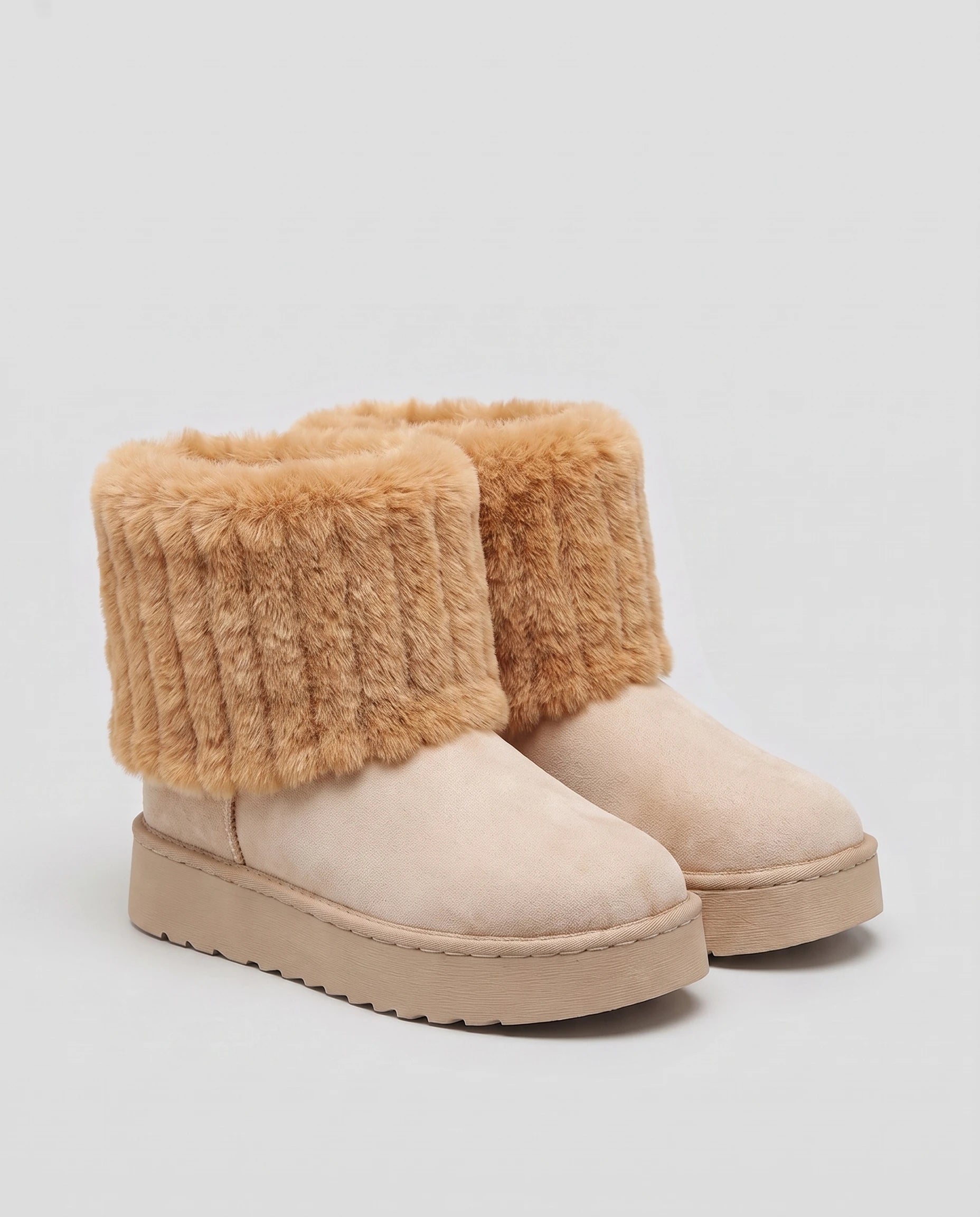 Bottines de neige à col fourrure et plateforme Yolène — Camel, paire en packshot studio