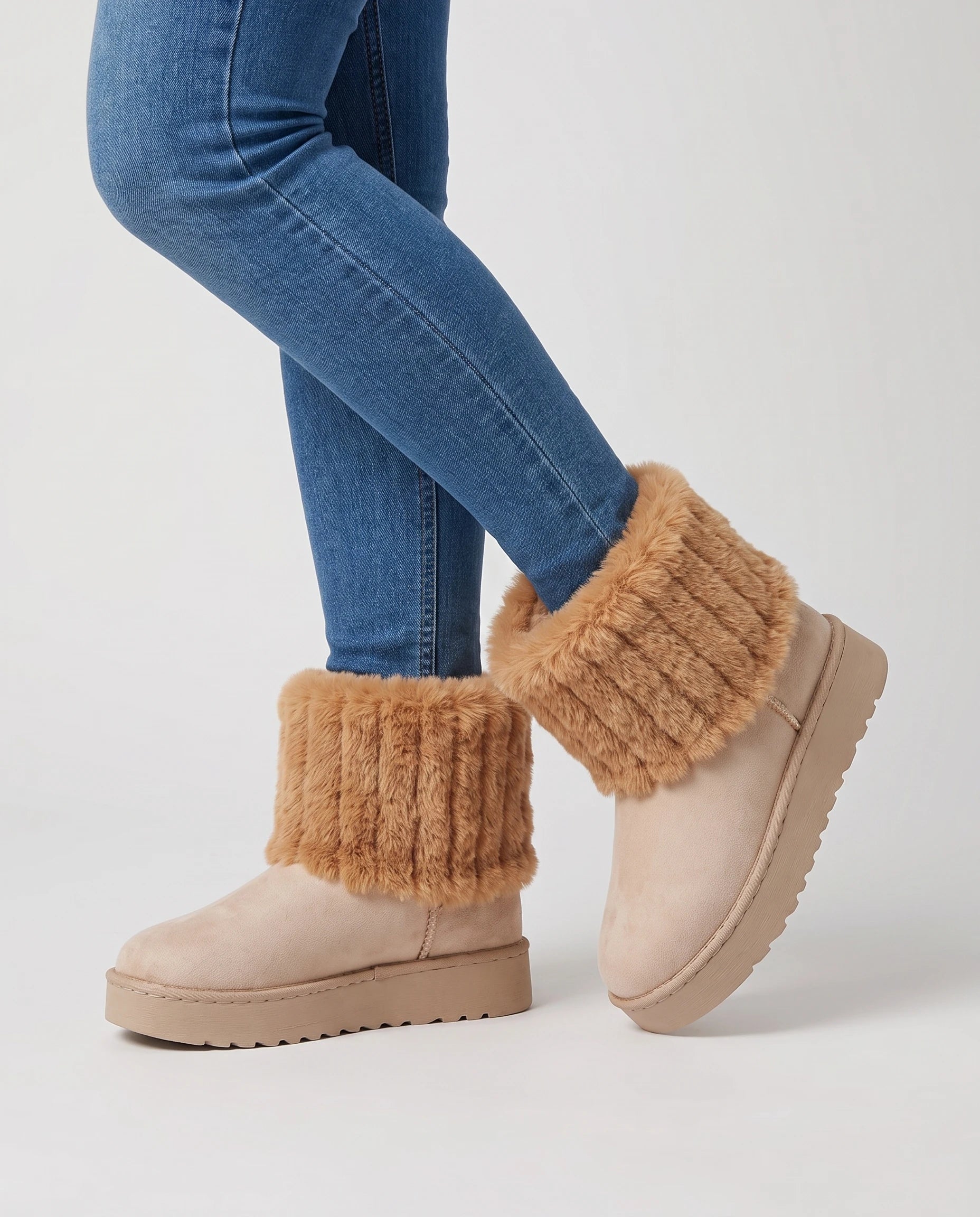 Bottines de neige à col fourrure et plateforme Yolène — Camel, portées en plan rapproché