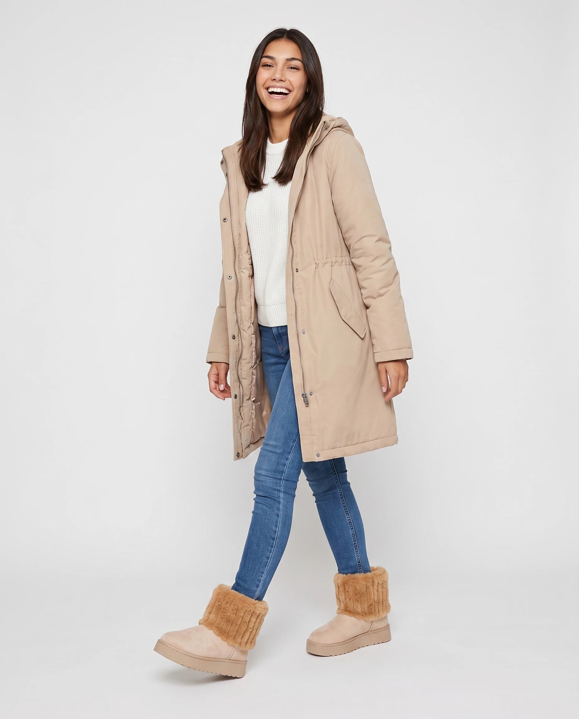 Bottines de neige à col fourrure et plateforme Yolène — Camel, portées en plein pied studio