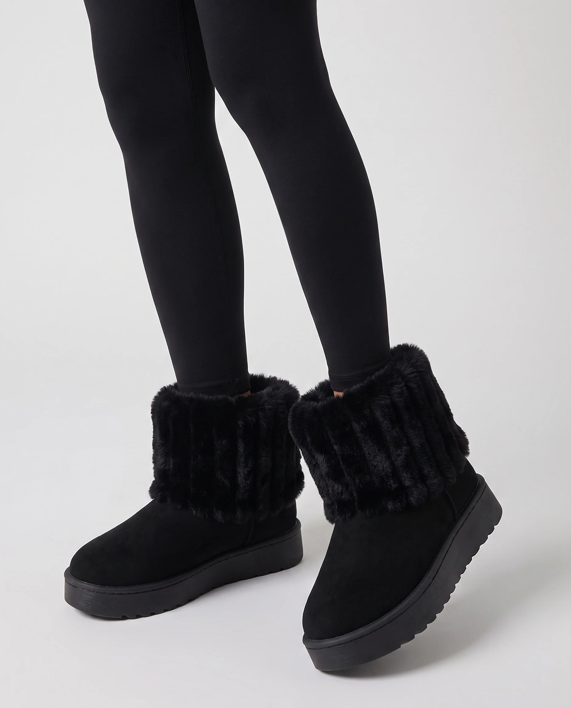 Bottines de neige à col fourrure et plateforme Yolène — Noir, portées en plan rapproché