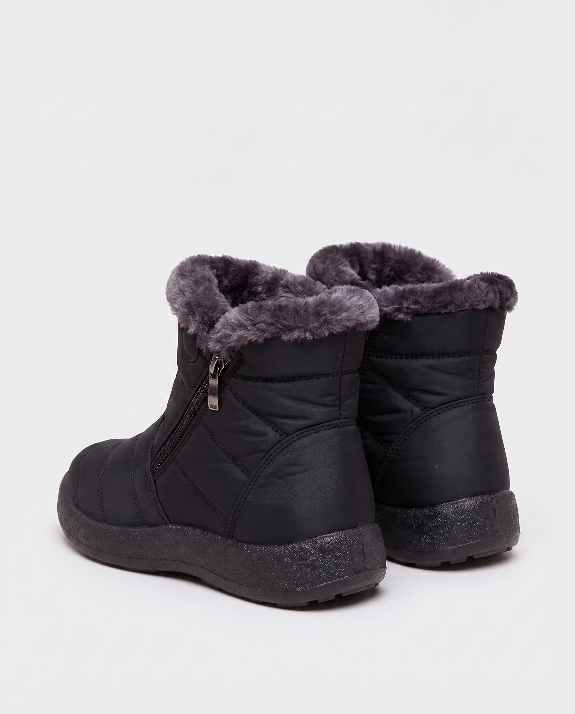 Bottines de neige fourrées Noëlle — Noir, paire vue de dos, semelle crantée et col fausse fourrure