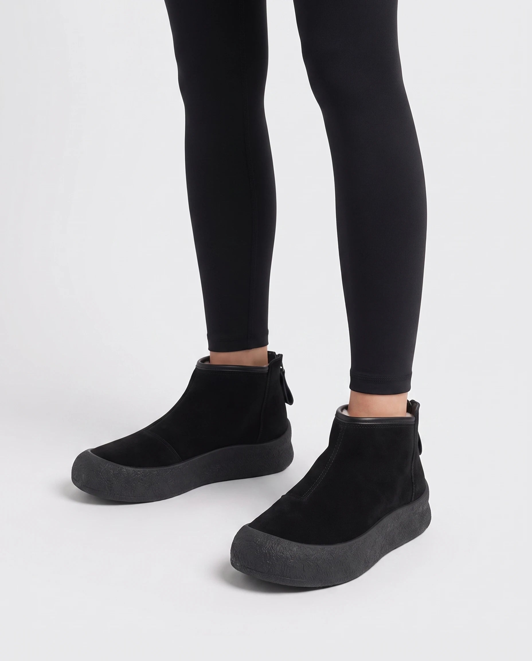 Bottines de neige plates à zip dos Clarine — Noir, portées en plan rapproché