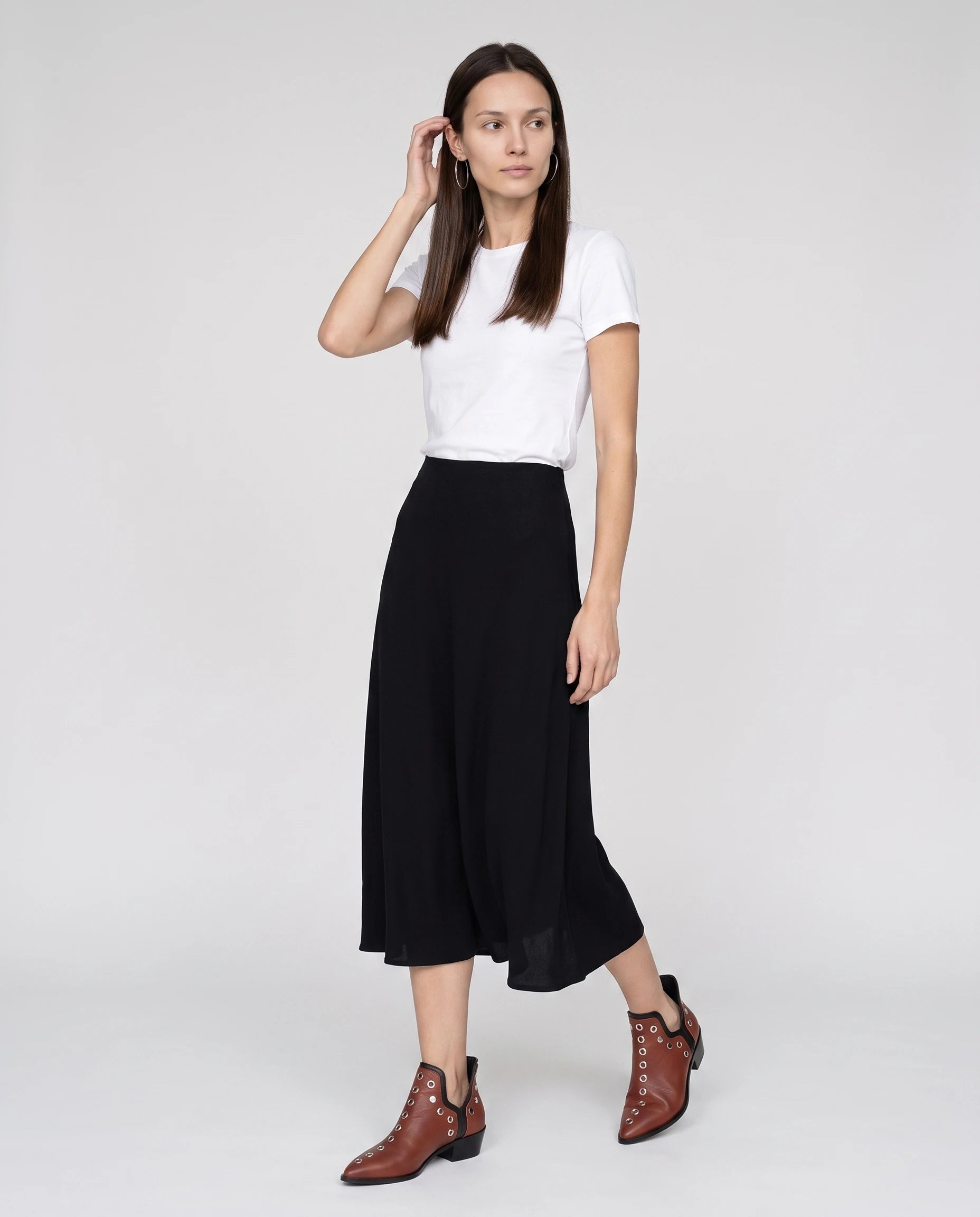 Bottines western à œillets cloutés Azélie — Brique, portées en plein pied studio