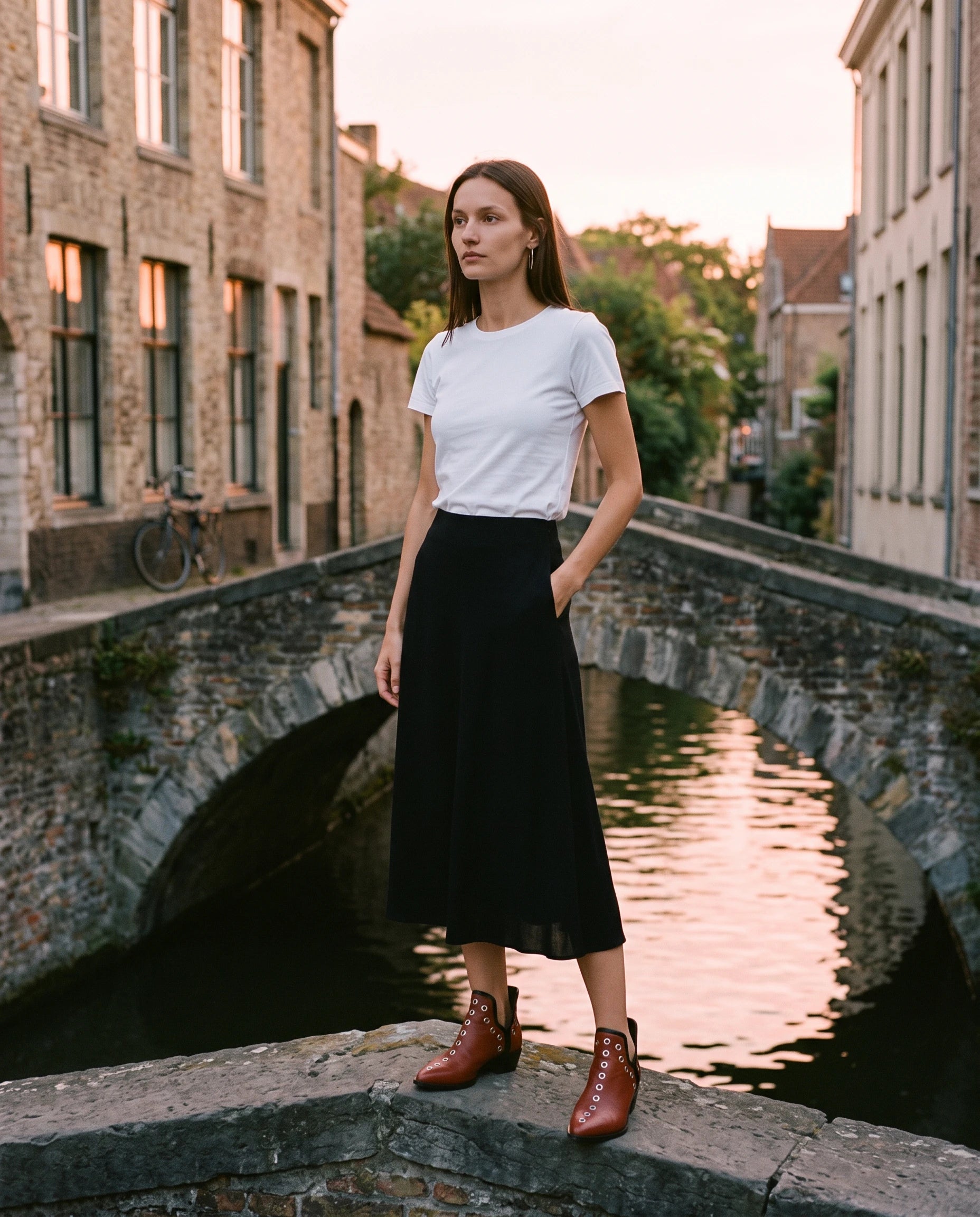 Bottines western à œillets cloutés Azélie — Brique, portées en extérieur