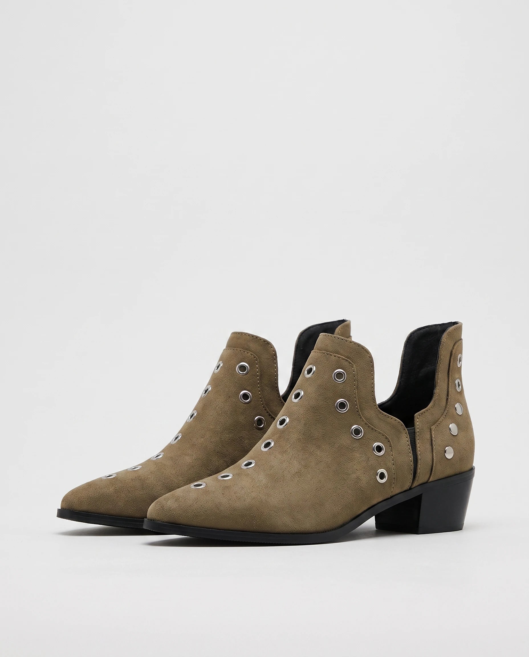 Bottines western à œillets cloutés Azélie — Kaki, paire en packshot studio