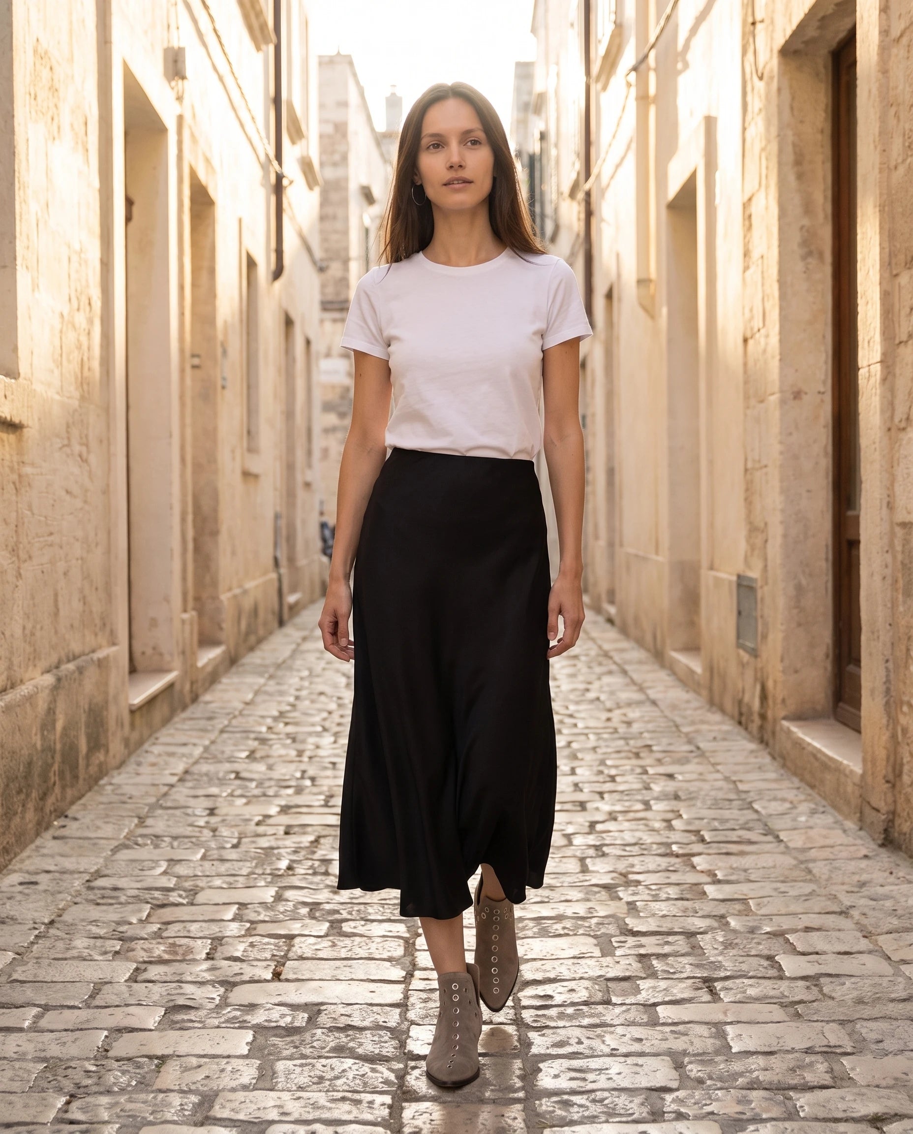 Bottines western à œillets cloutés Azélie — Taupe, portées en extérieur