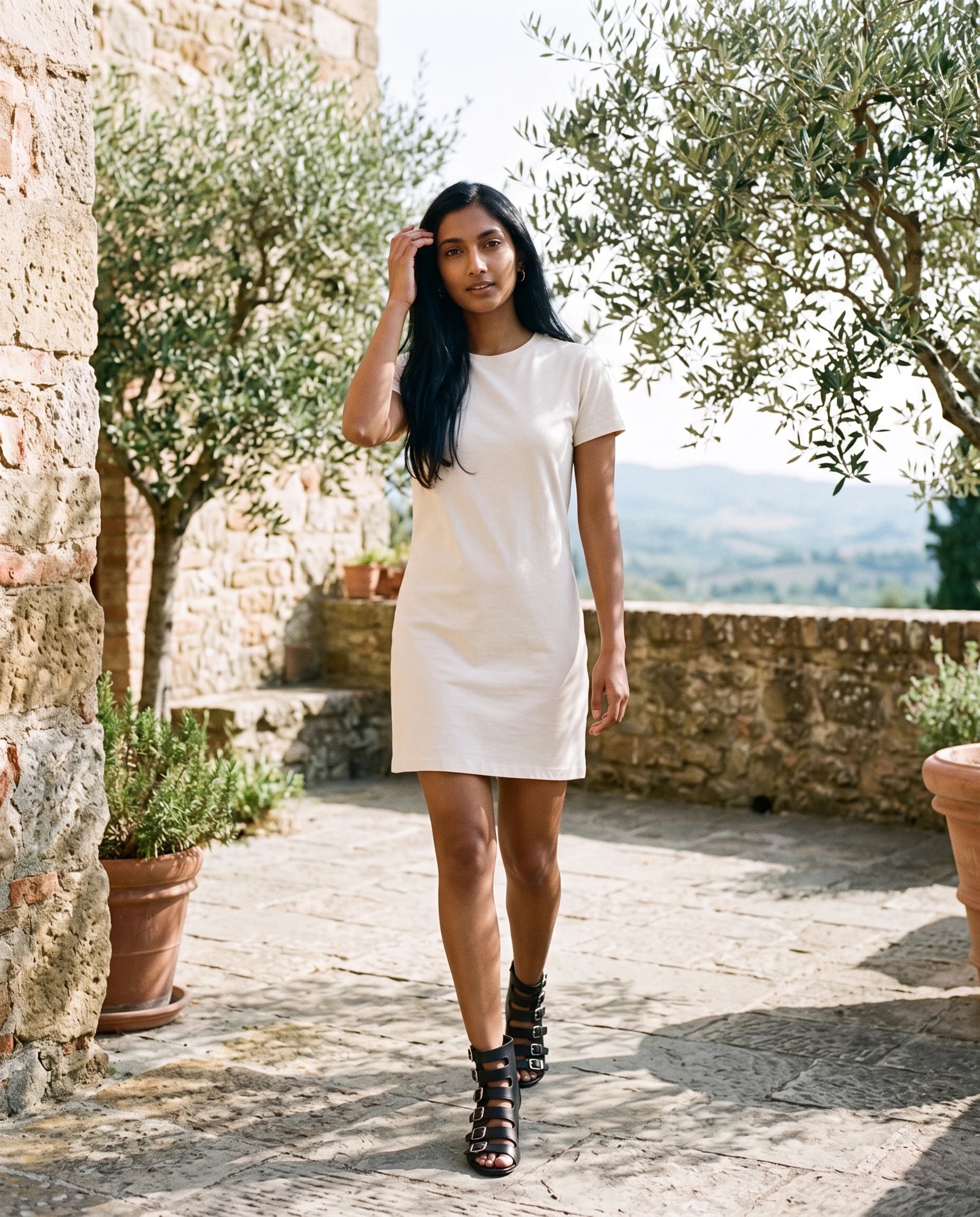 Bottines ouvertes à brides et boucles en simili Ysoline Noir — portées en situation