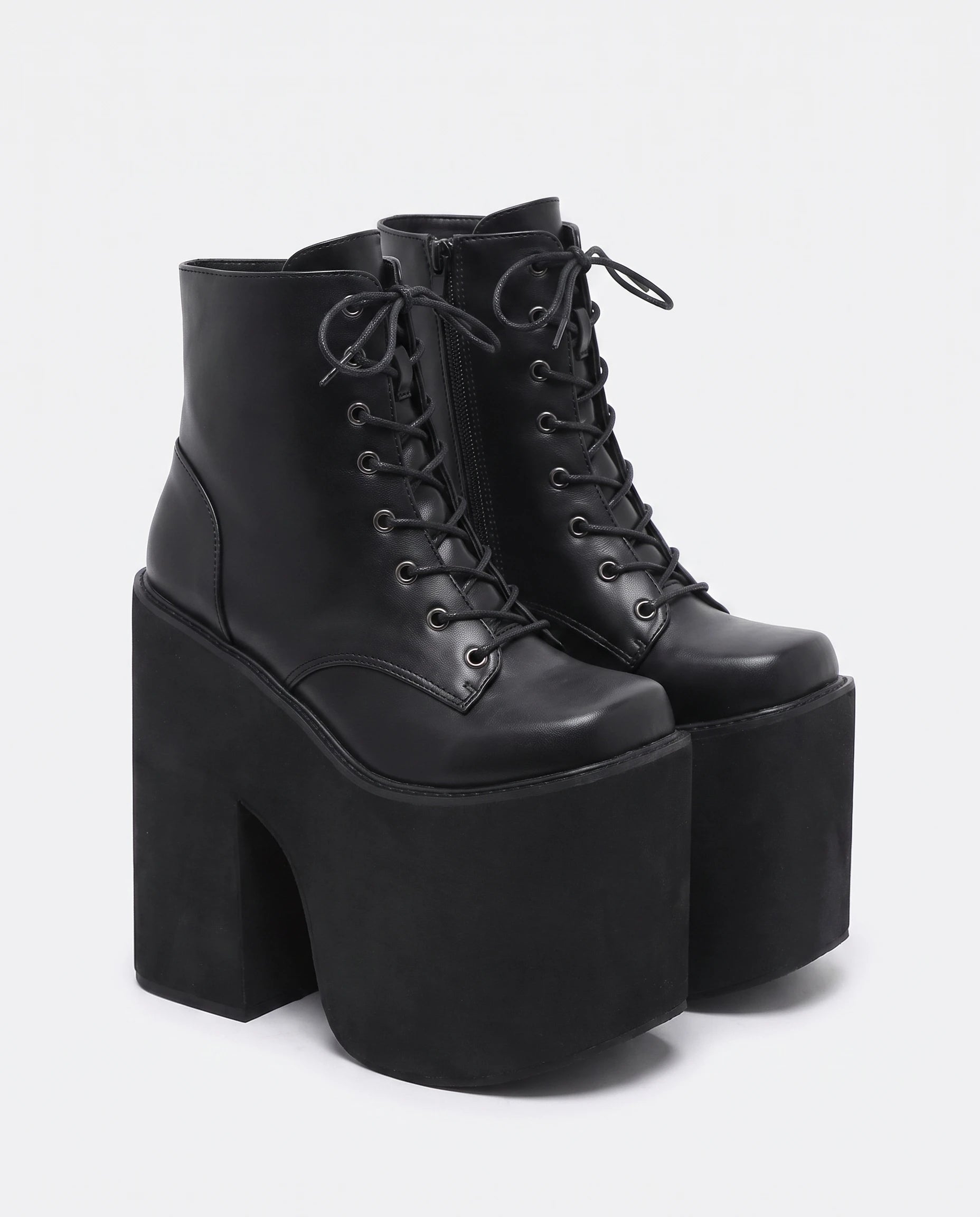 Bottines plateforme XXL lacées Zénobie — Noir, paire en packshot studio