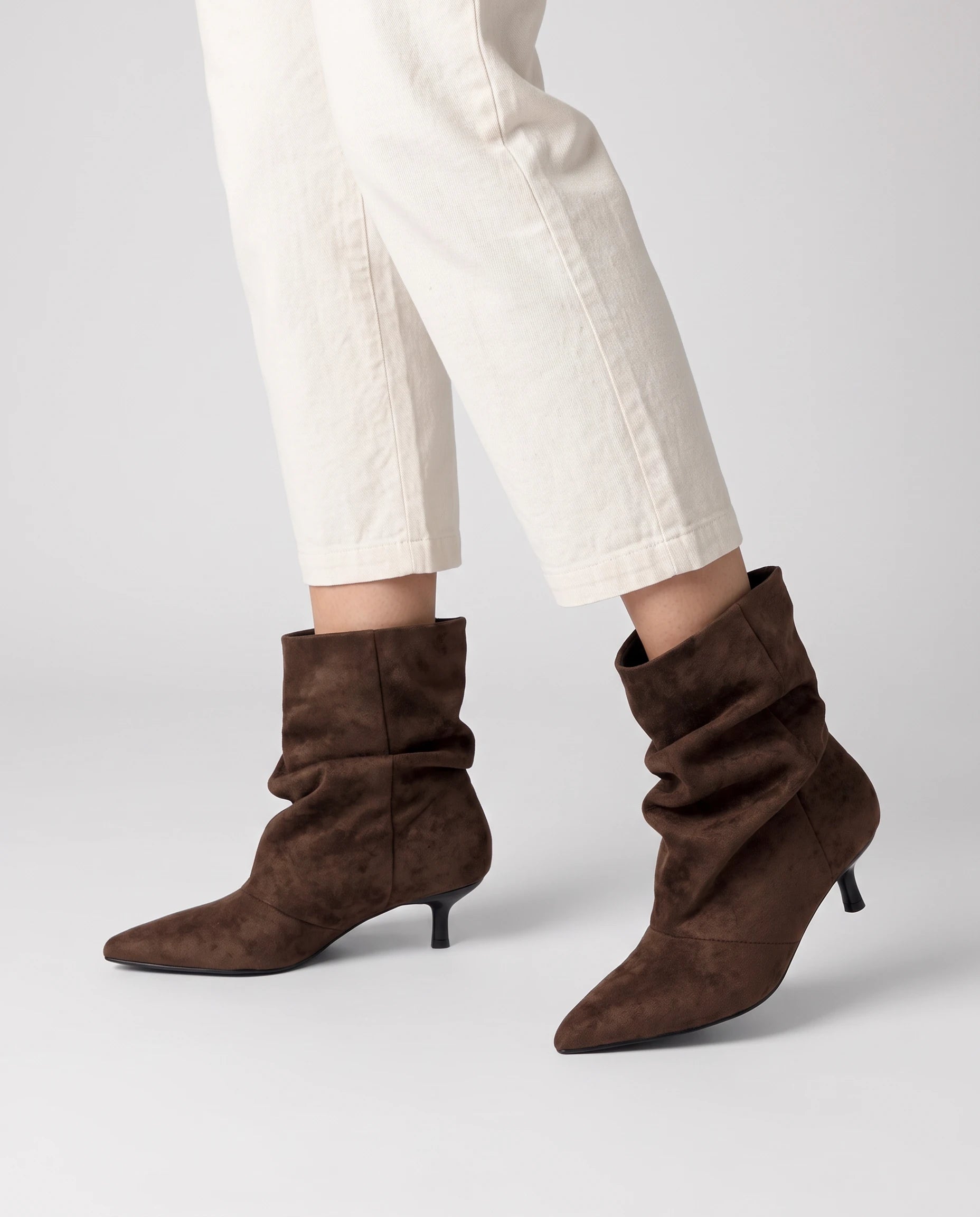 Bottines plissées à talon kitten Landeline — Brun, portées en plan rapproché