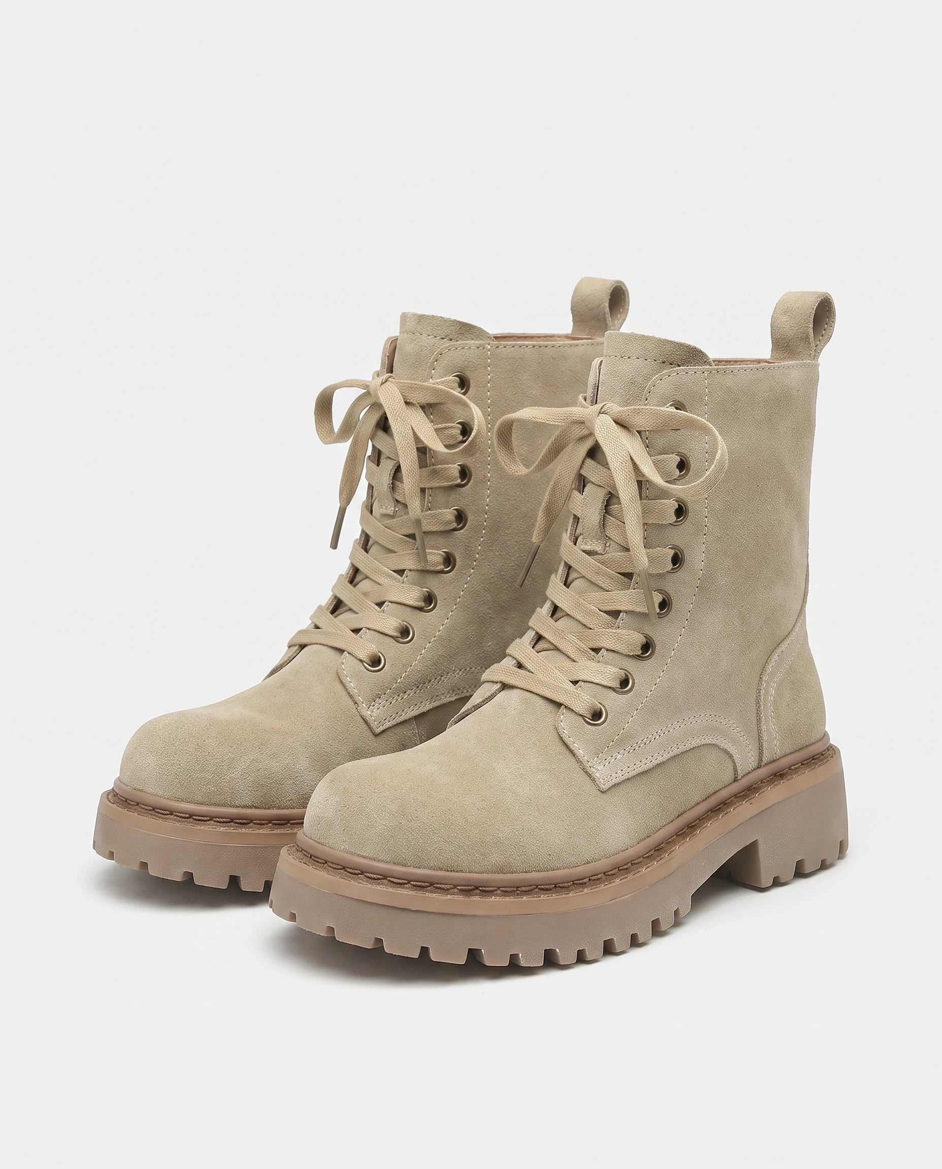 Bottines rangers en suédine à plateforme Fanchon — Beige, paire vue de trois quarts avant studio
