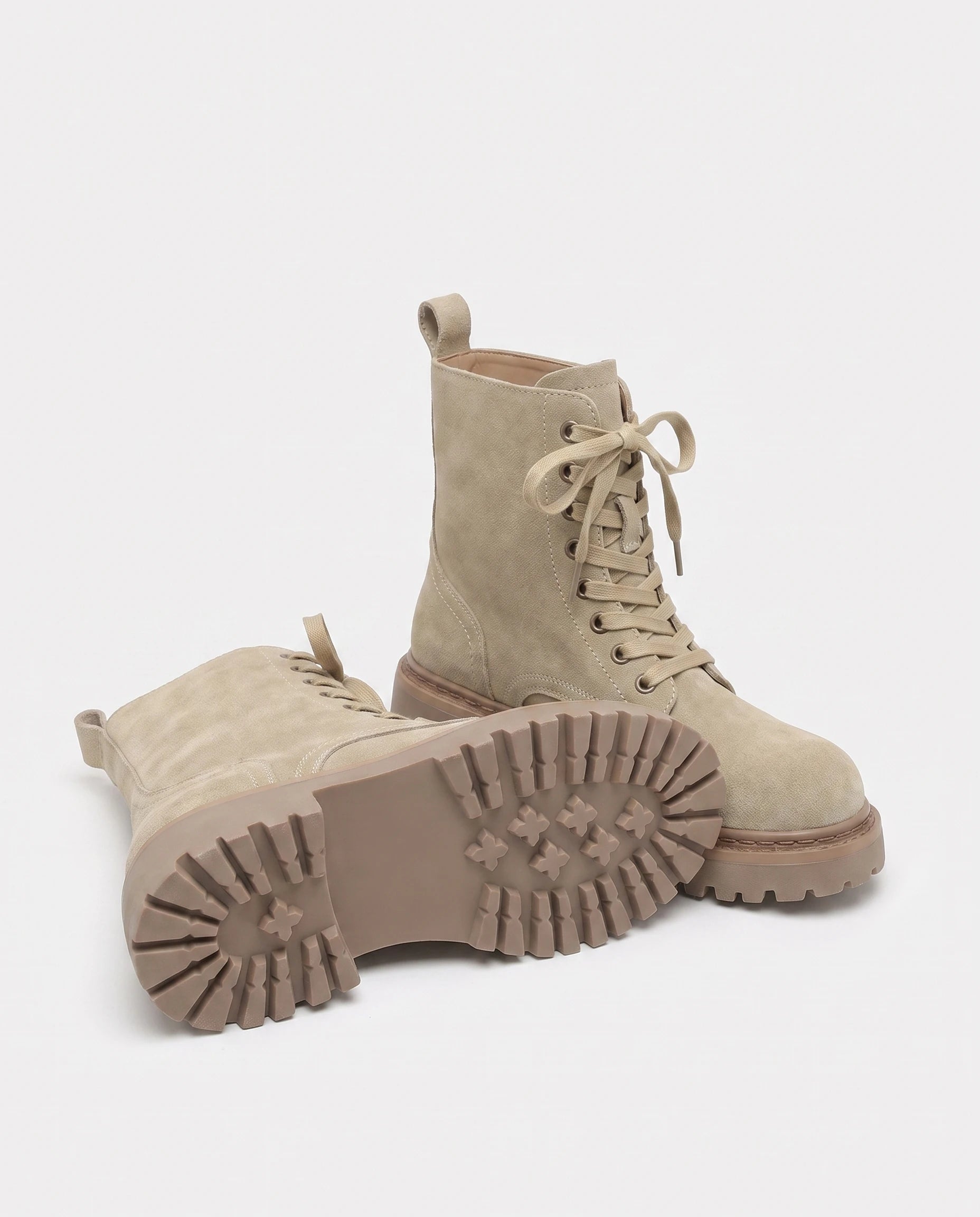 Bottines rangers en suédine à plateforme Fanchon — Beige, détail de la semelle crantée en caoutchouc