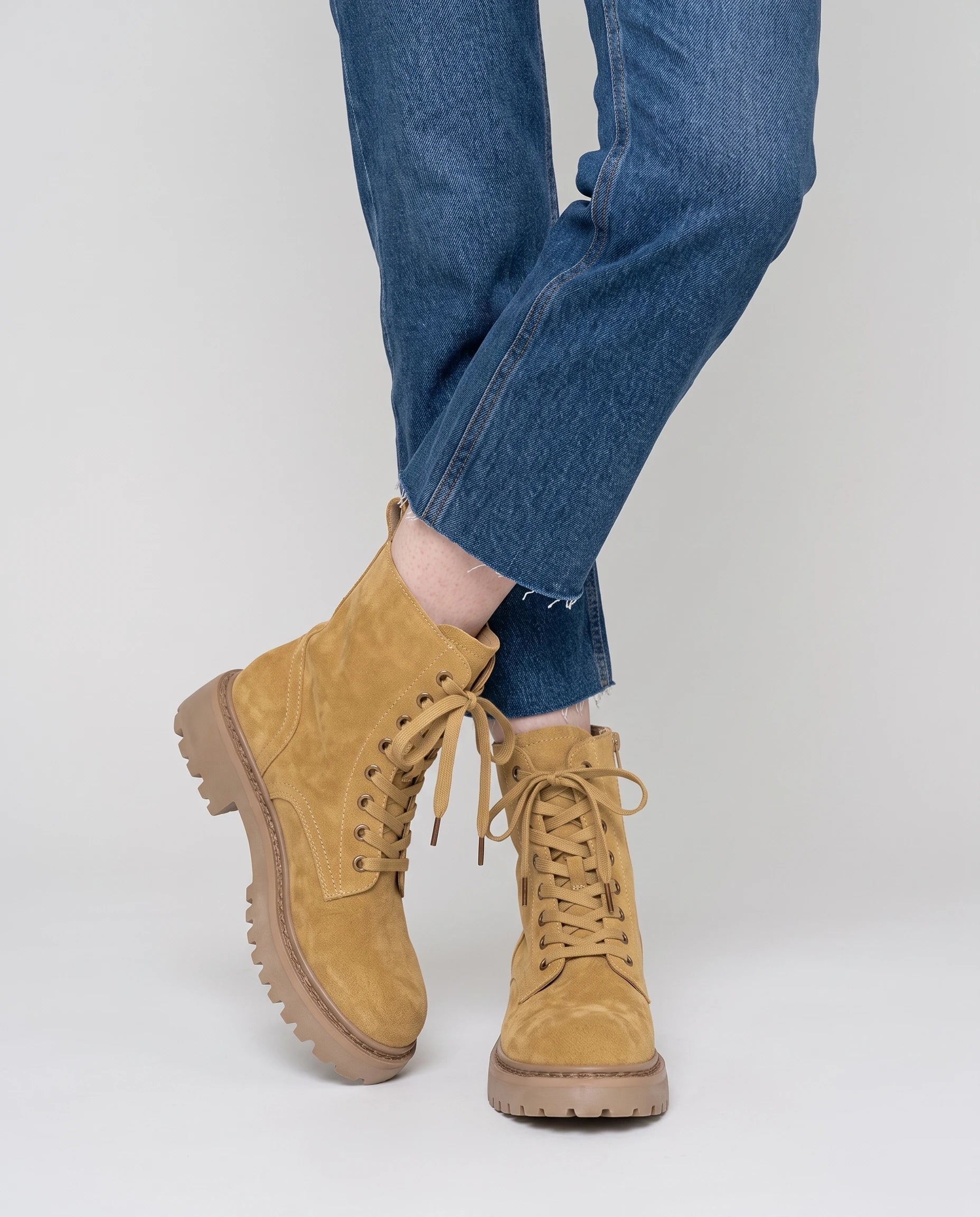 Bottines rangers en suédine à plateforme Fanchon — Camel, portées en plan rapproché, chevilles croisées