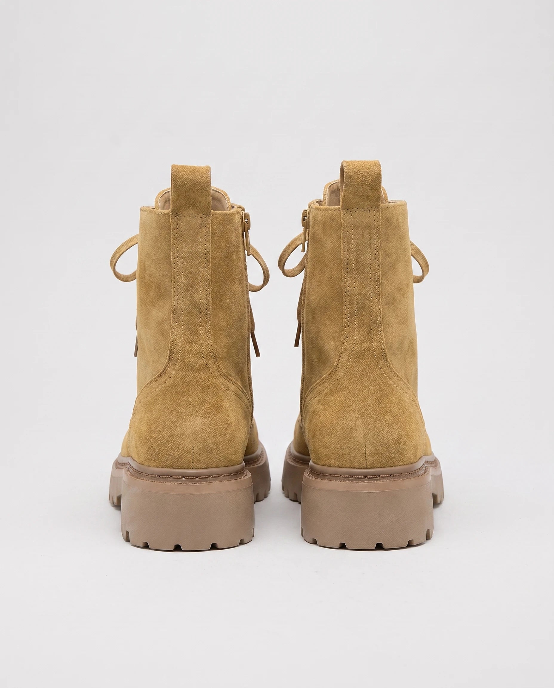 Bottines rangers en suédine à plateforme Fanchon — Camel, paire vue de dos, tirants de tige
