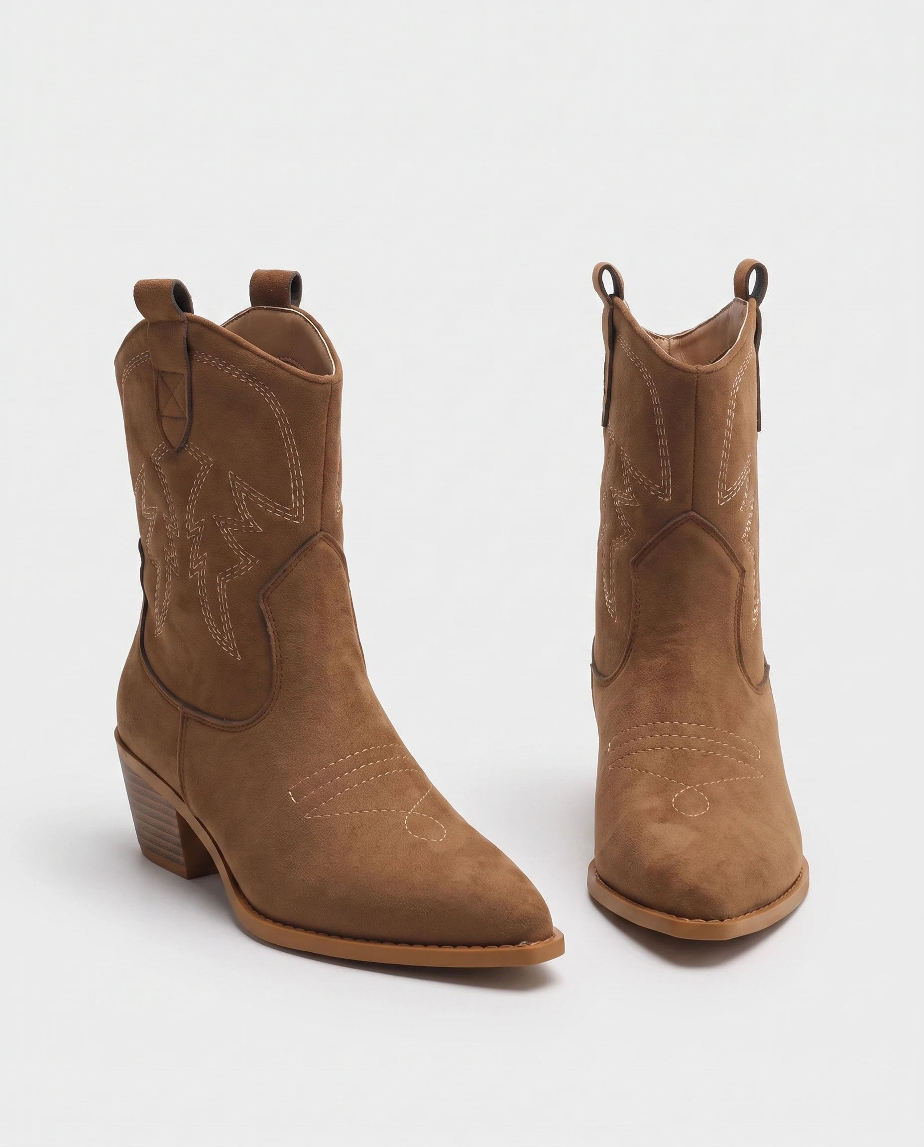 Bottines santiags basses en suédine Yvonne — Chocolat, paire vue de trois quarts en studio