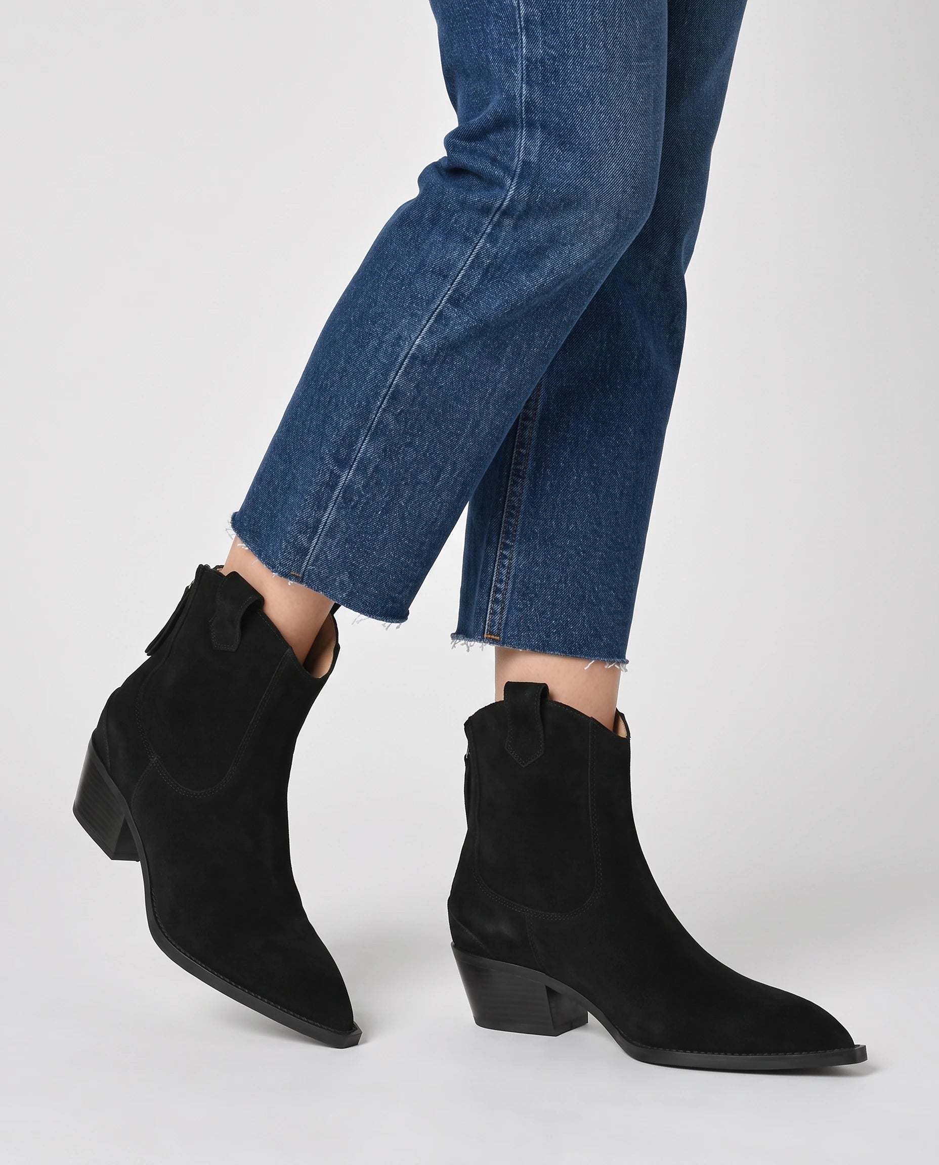 Bottines western en suédine Quiterie — Noir, portées en plan rapproché