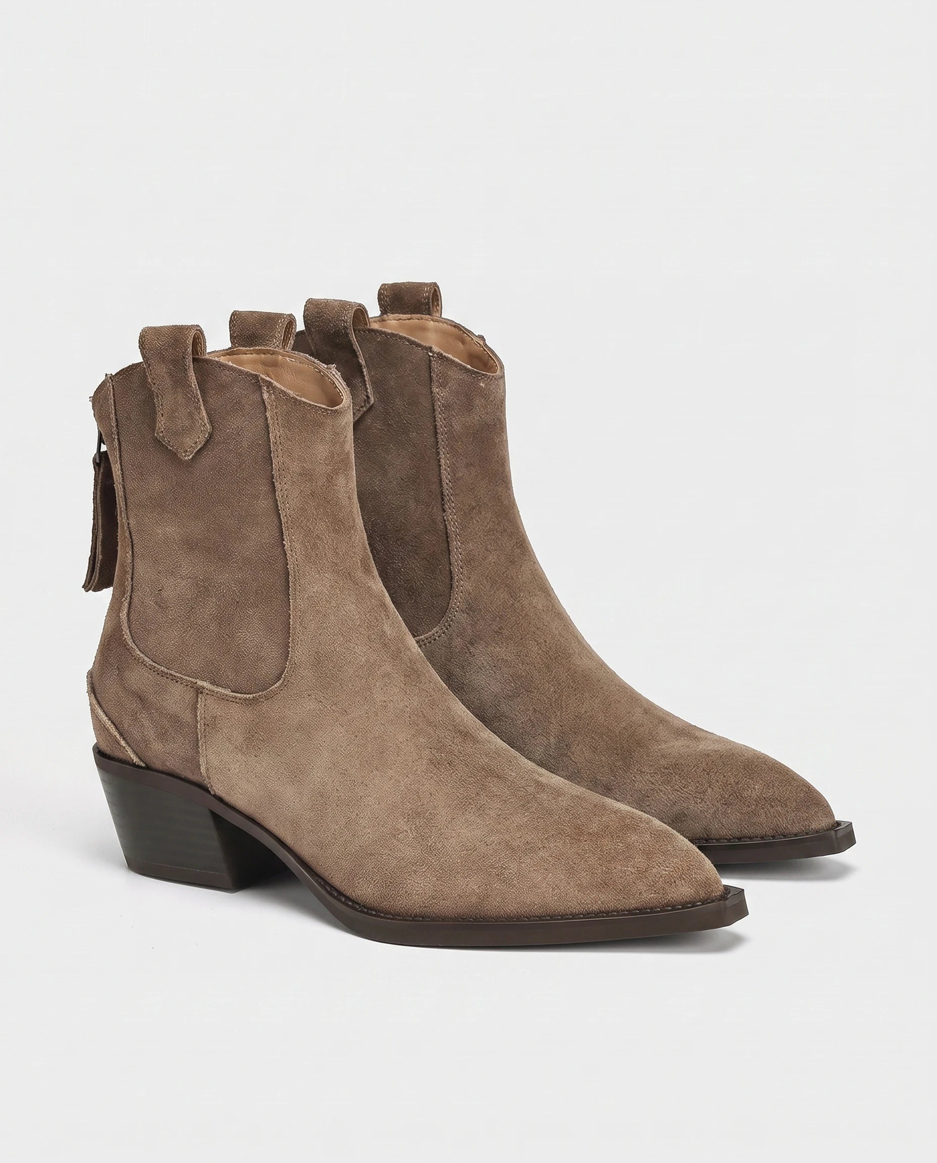 Bottines western en suédine Quiterie — Taupe, paire en packshot studio