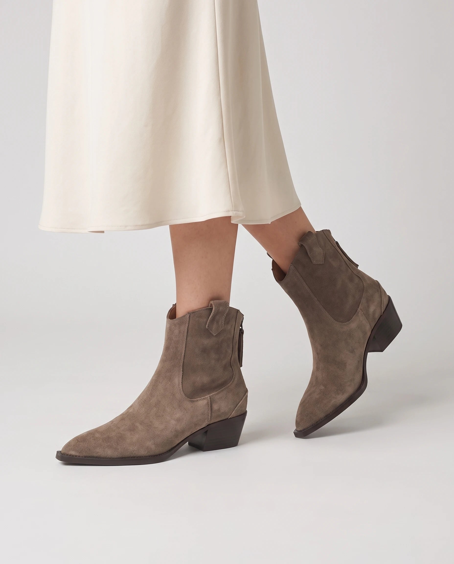 Bottines western en suédine Quiterie — Taupe, portées en plan rapproché
