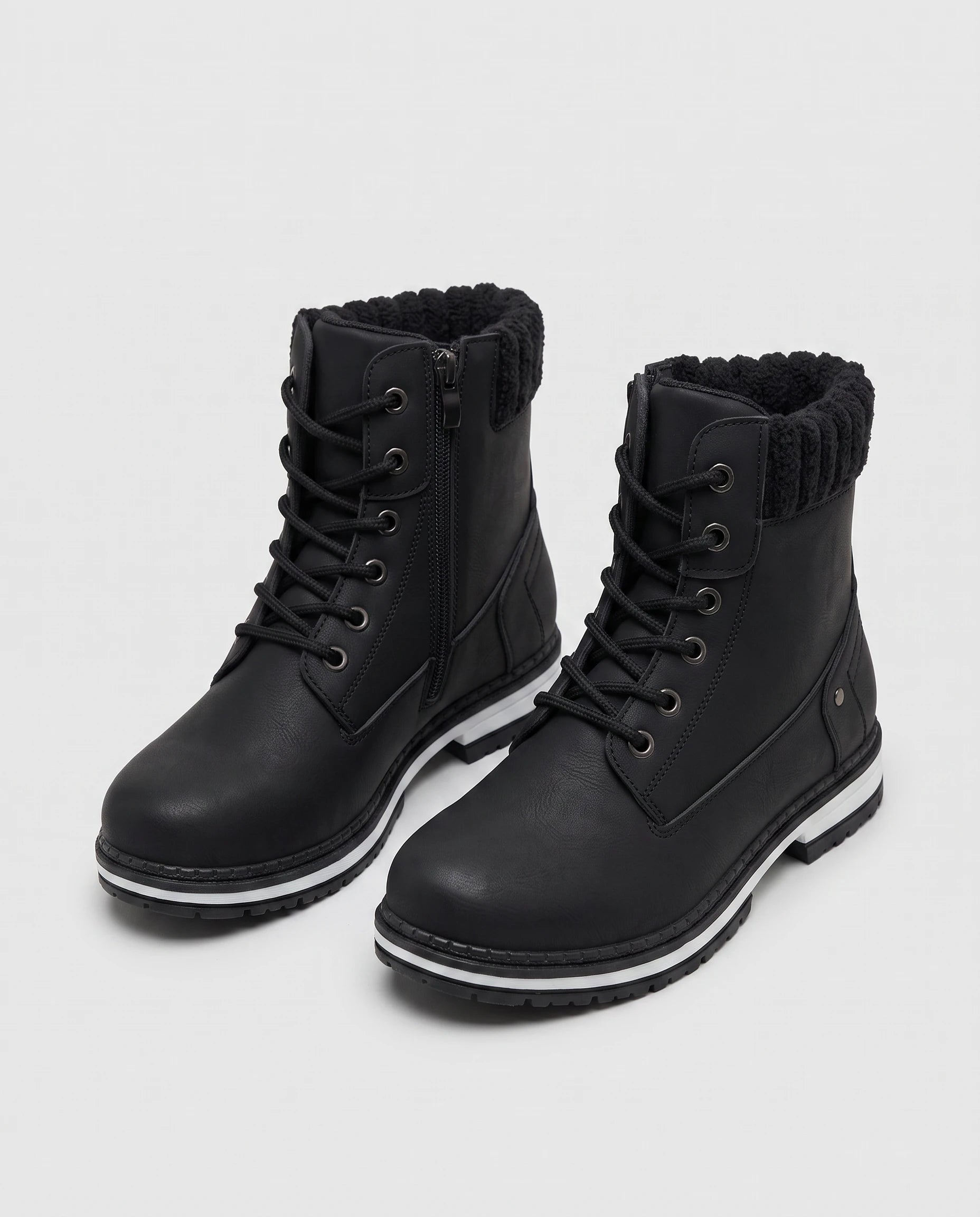 Bottines worker fourrées à col en peluche Frédérique — Noir, paire vue de trois quarts avant studio