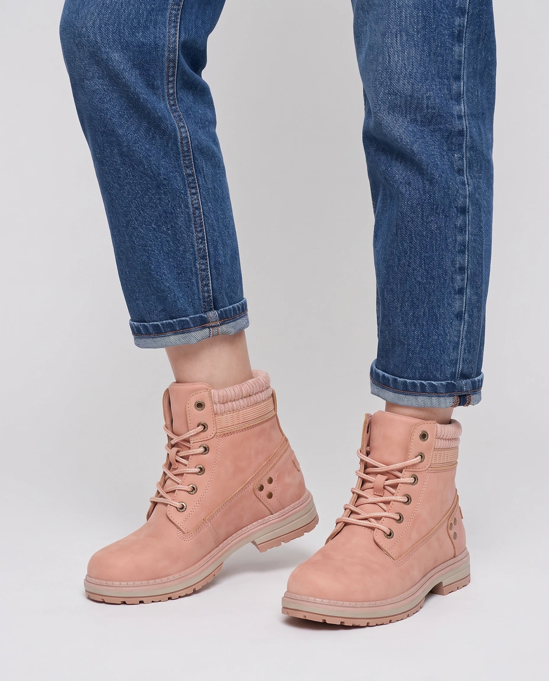 Bottines worker plates à lacets effet cuir Lisette — Rose Poudré, portées en plan rapproché, cheville tournée