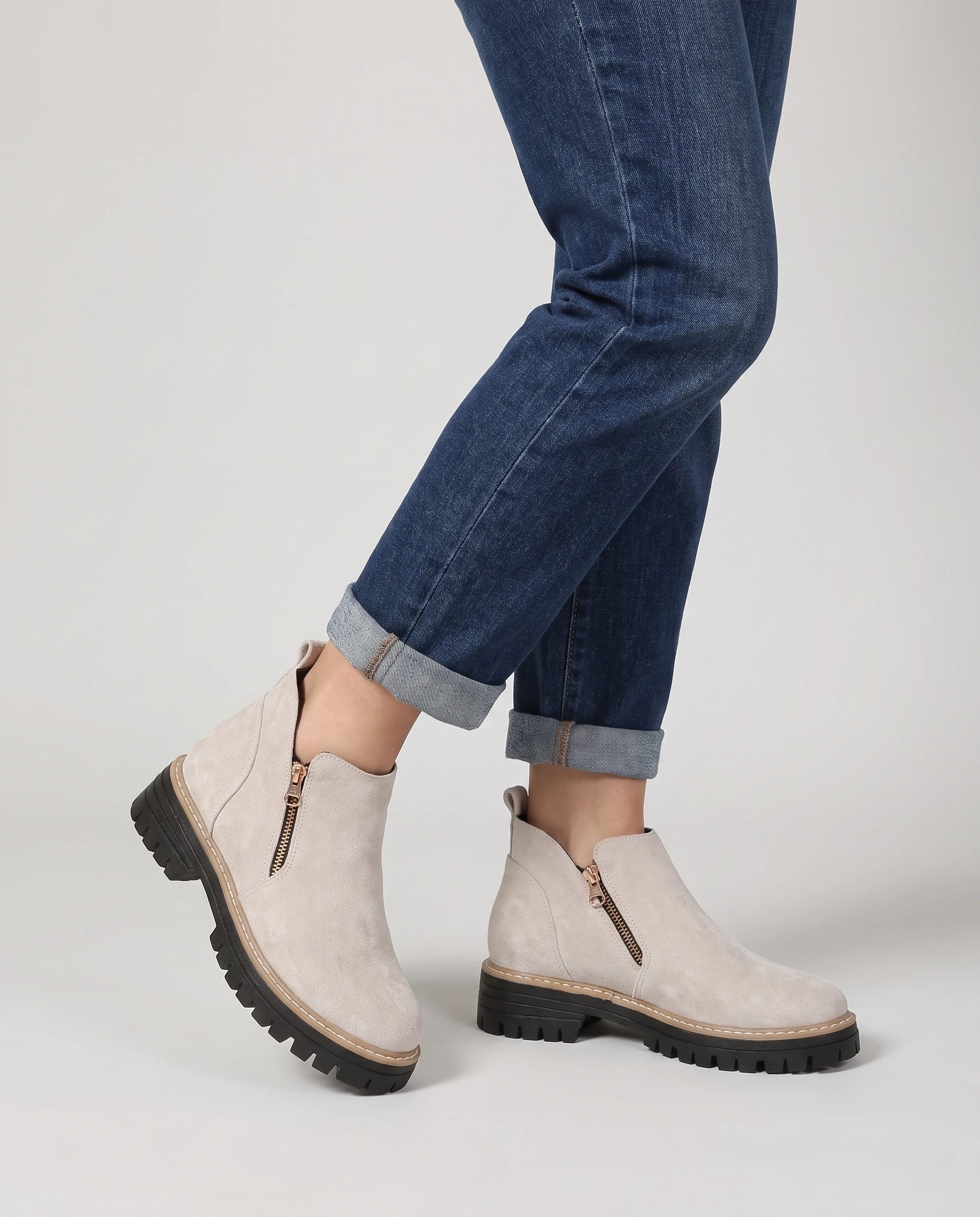 Bottines à zip latéral en suédine Félicité — Beige, portées en plan rapproché avec un jean droit retroussé