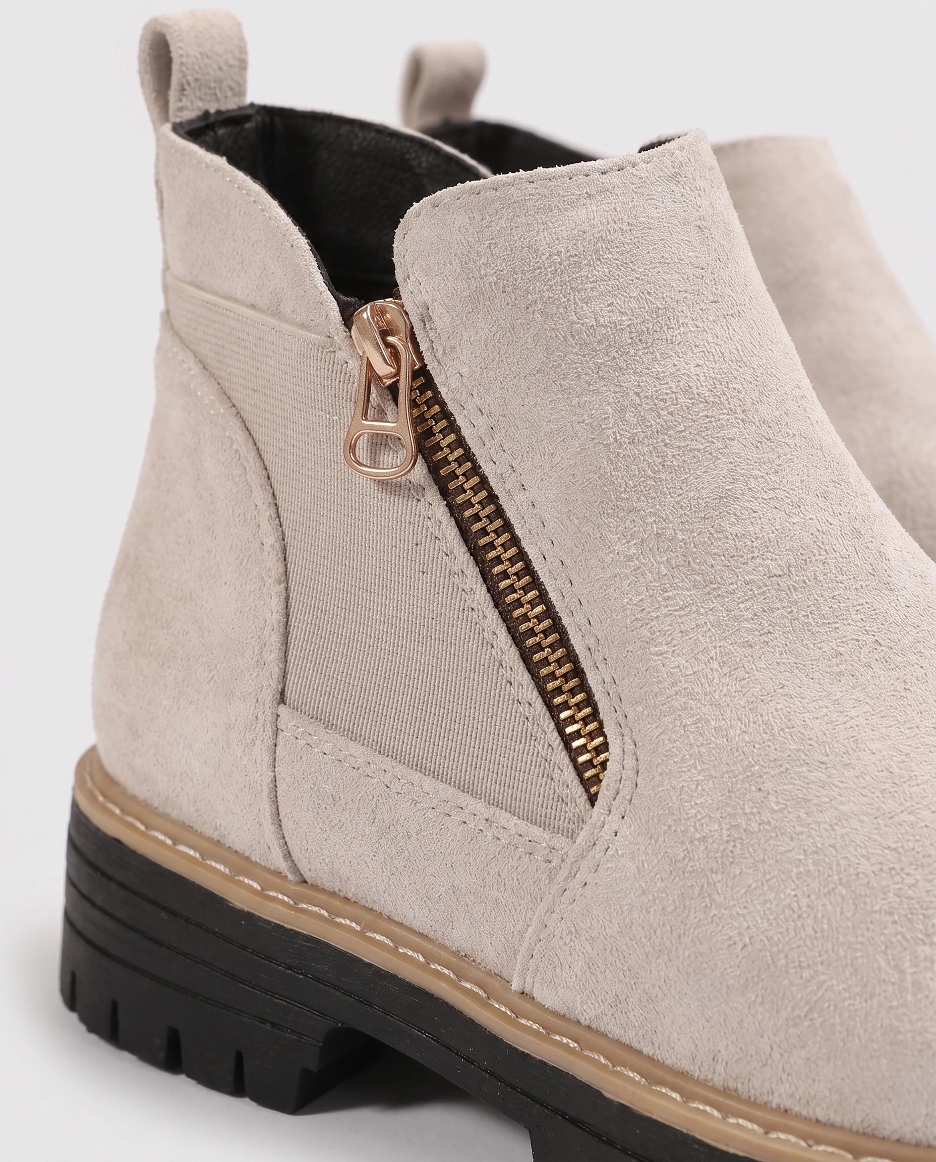 Bottines à zip latéral en suédine Félicité — Beige, détail du zip doré et de la trépointe surpiquée