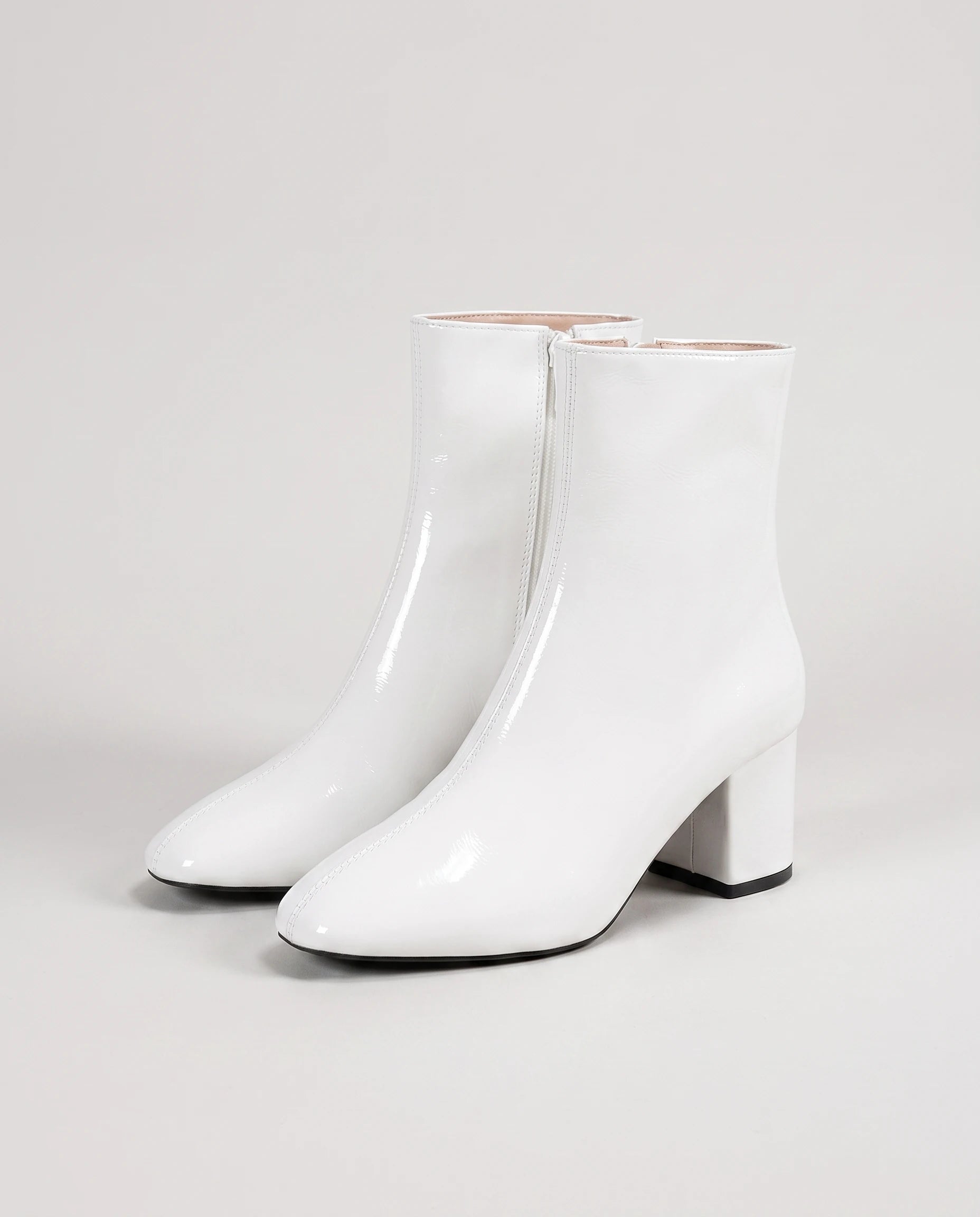 Bottines zippées en simili brillant Reine — Blanc, paire en packshot studio