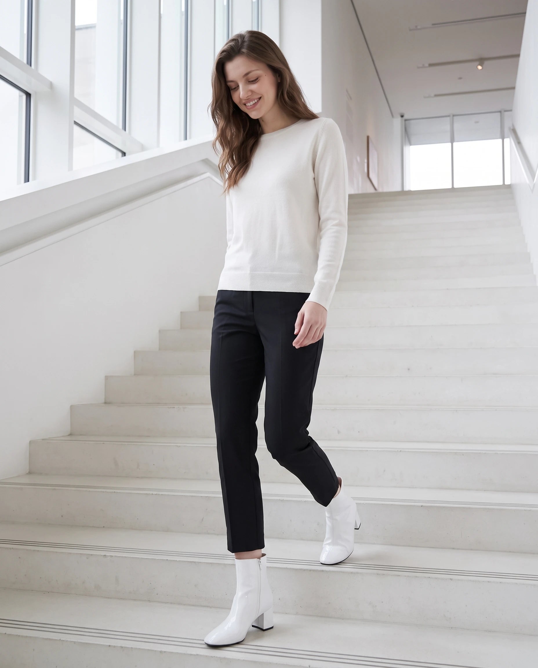 Bottines zippées en simili brillant Reine — Blanc, portées en situation urbaine