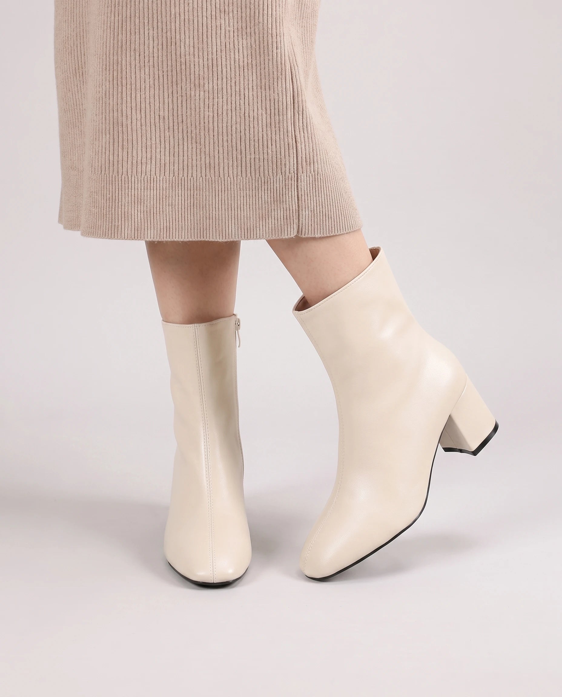 Bottines zippées en simili brillant Reine — Crème, portées en plan rapproché