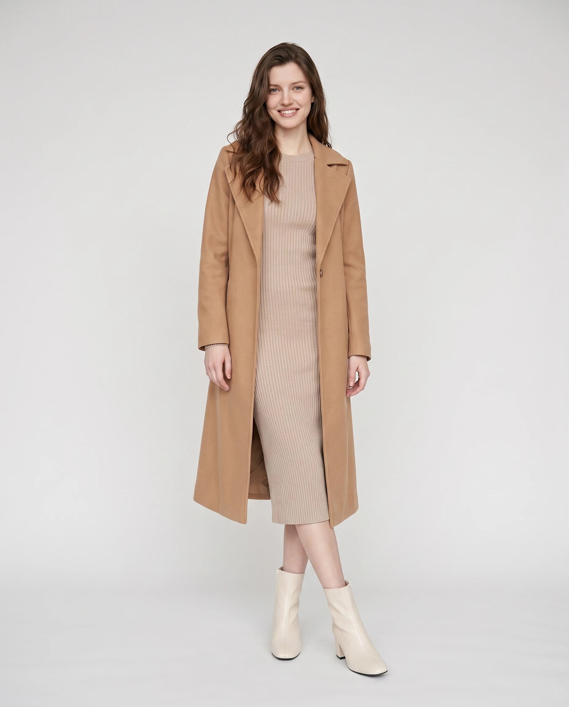 Bottines zippées en simili brillant Reine — Crème, portées en plein pied studio