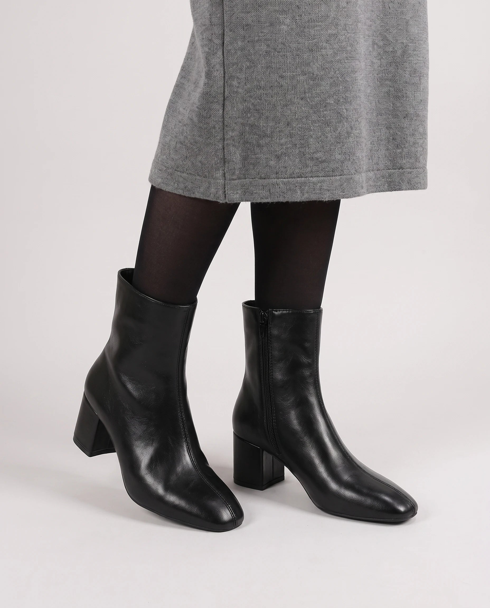 Bottines zippées en simili brillant Reine — Noir, portées en plan rapproché