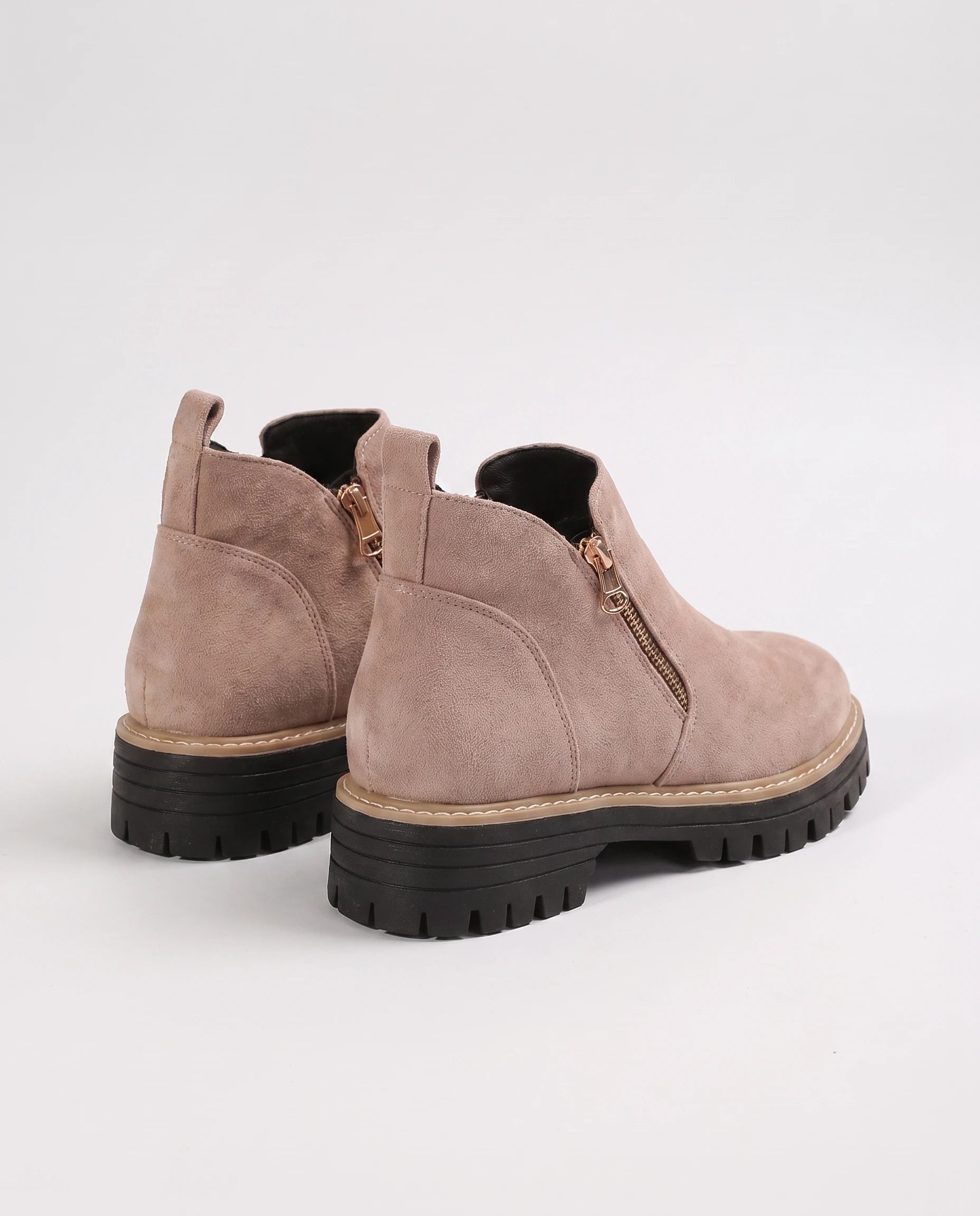Bottines à zip latéral en suédine Félicité — Mocha, paire vue de trois quarts arrière en studio