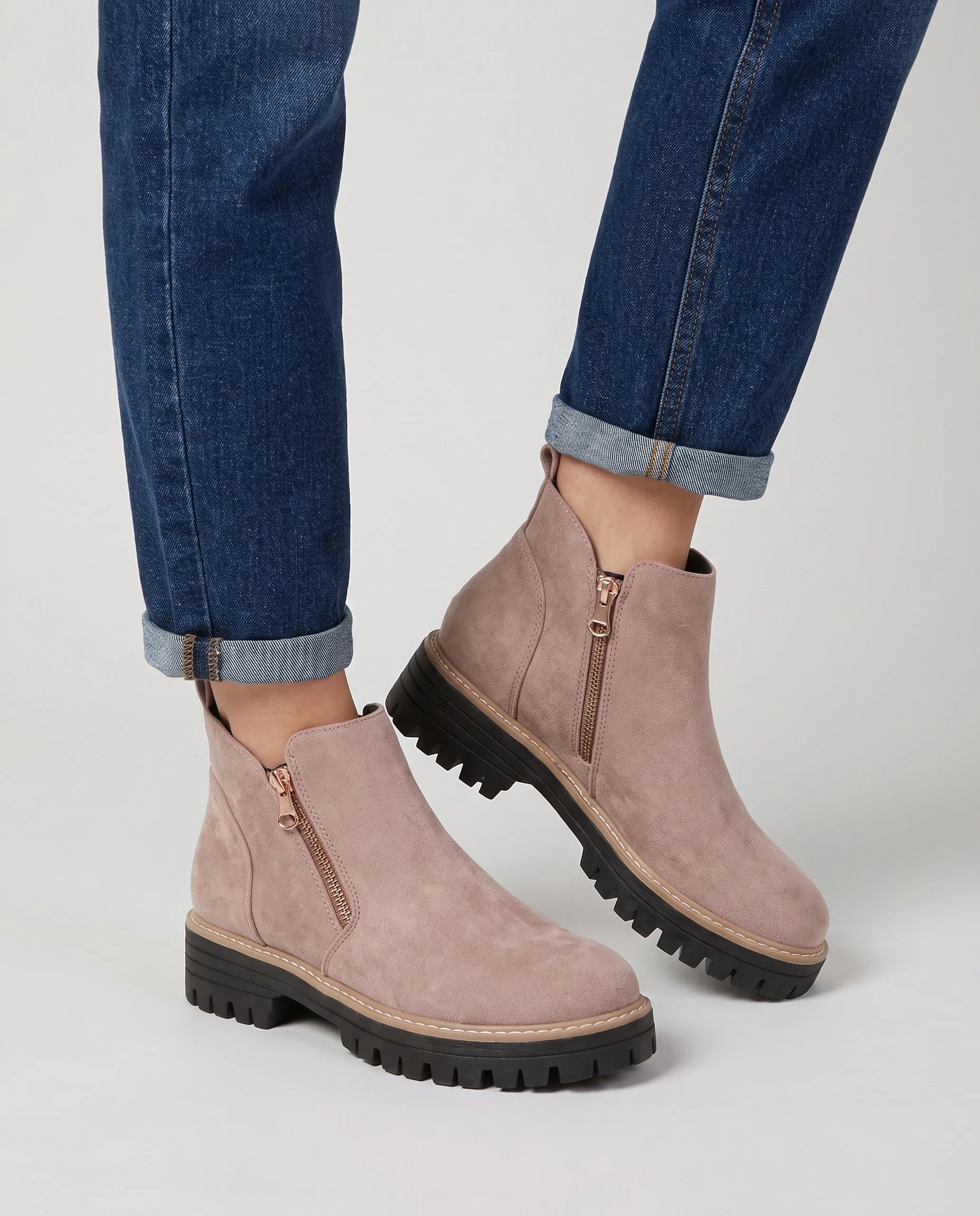 Bottines à zip latéral en suédine Félicité — Mocha, portées en plan rapproché avec un jean droit retroussé