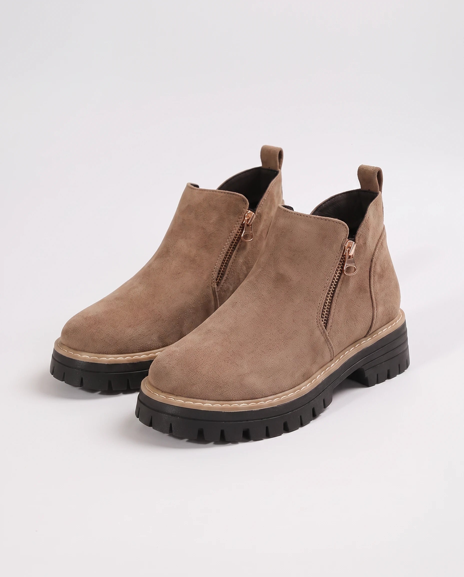 Bottines à zip latéral en suédine Félicité — Noisette, paire vue de trois quarts en studio