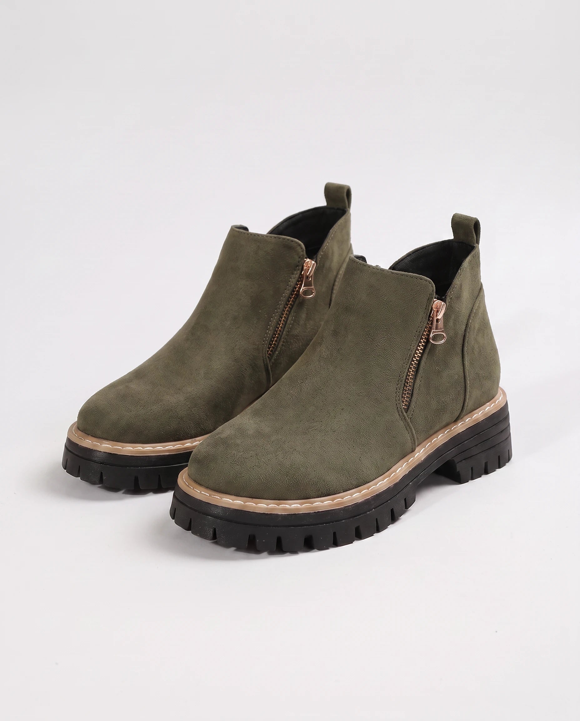 Bottines à zip latéral en suédine Félicité — Vert Armée, paire vue de trois quarts en studio
